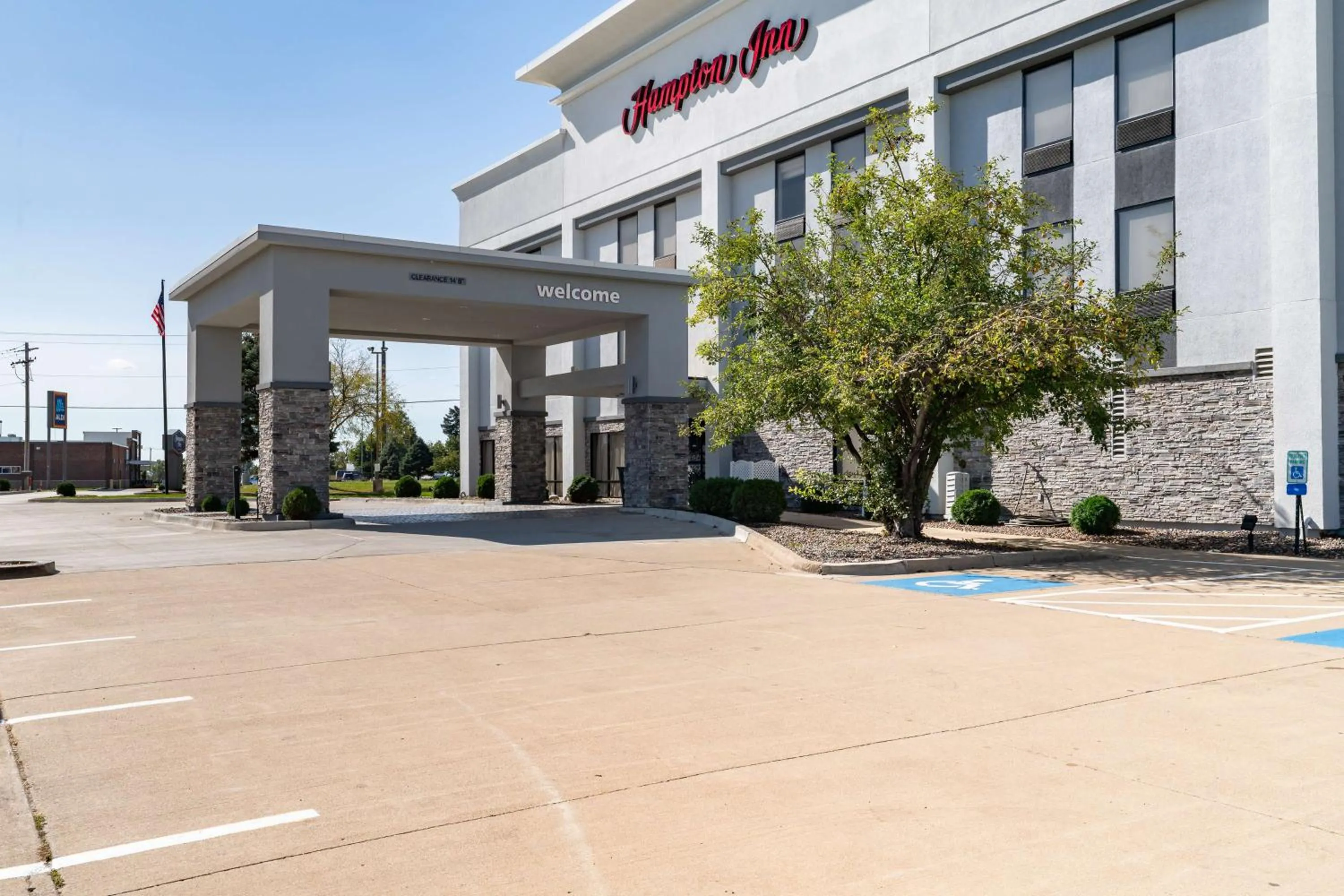 Property building in Hampton Inn Bloomington West