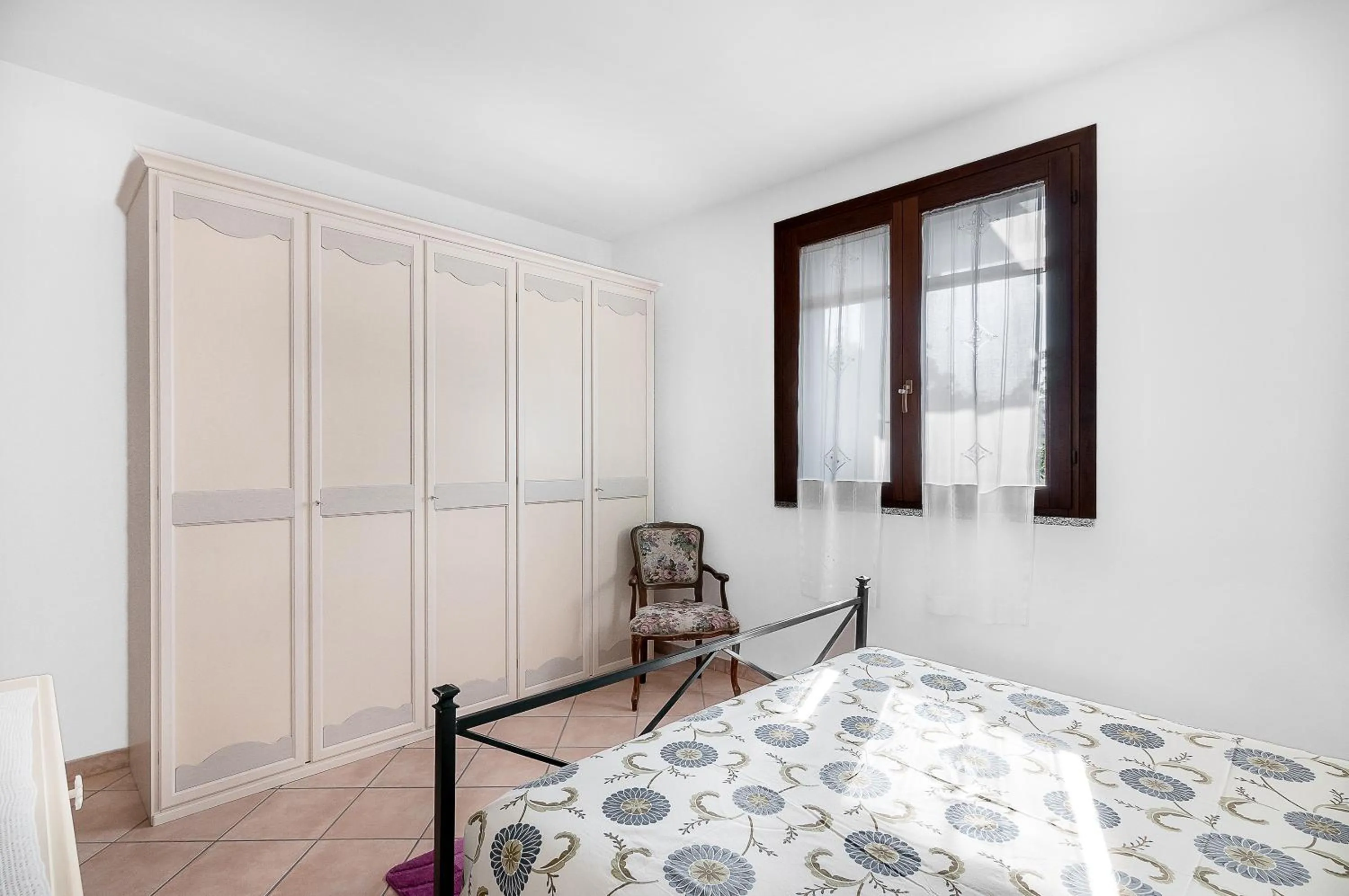 Bedroom, Bed in Primula 1