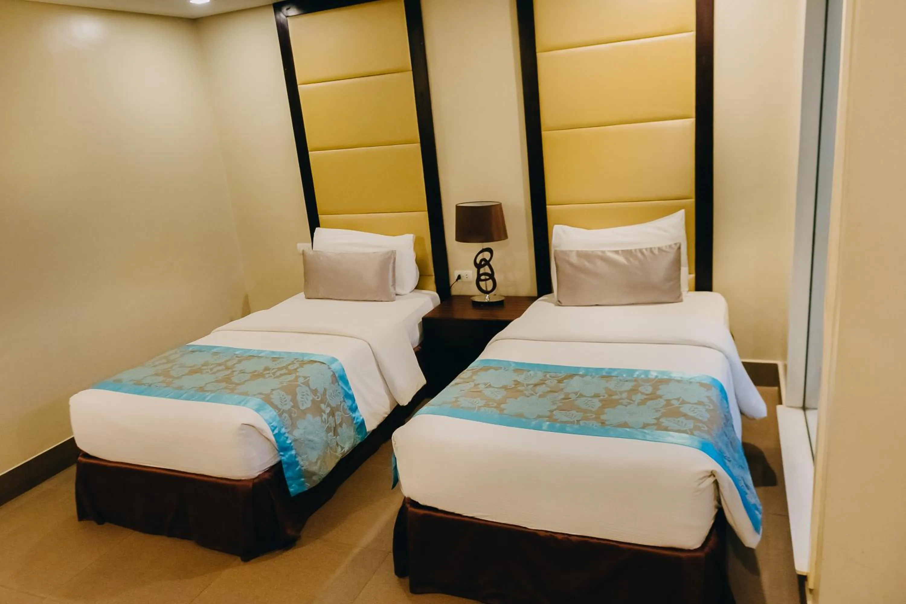 Bed in Goldberry Suites & Hotel Mactan
