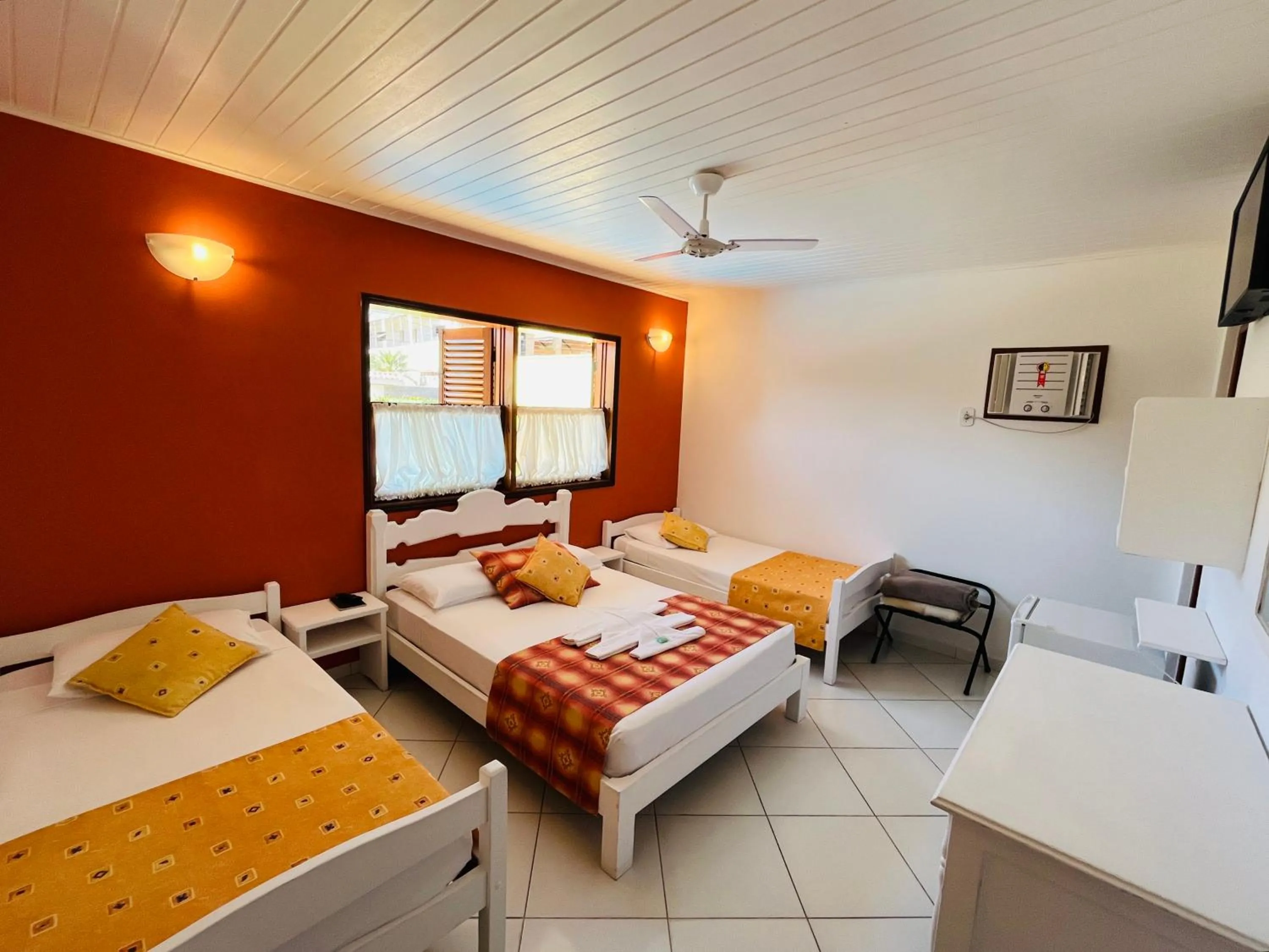 Quadruple Room in Pousada Canto dos Golfinhos