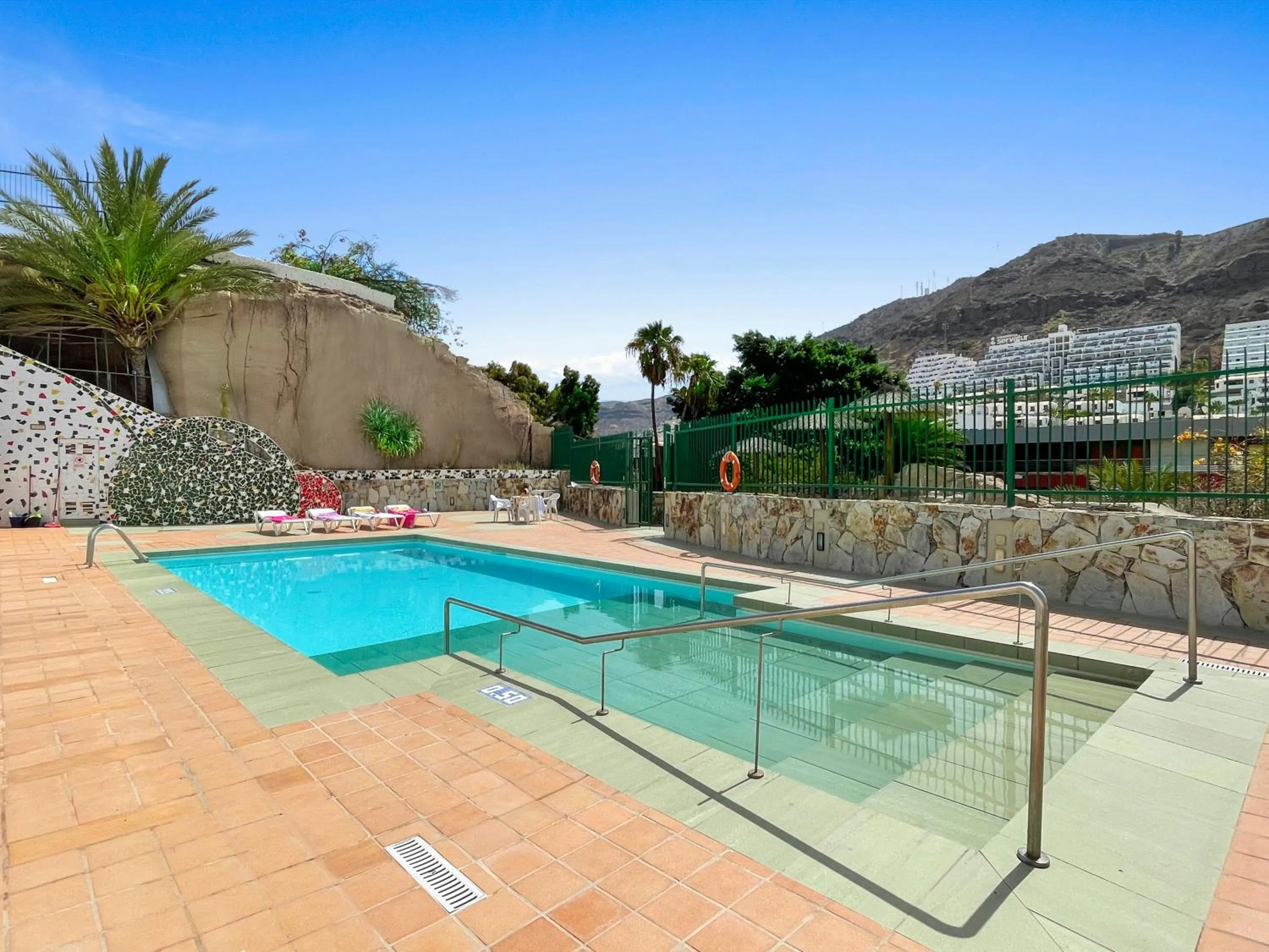 Swimming pool in Parque Raquel