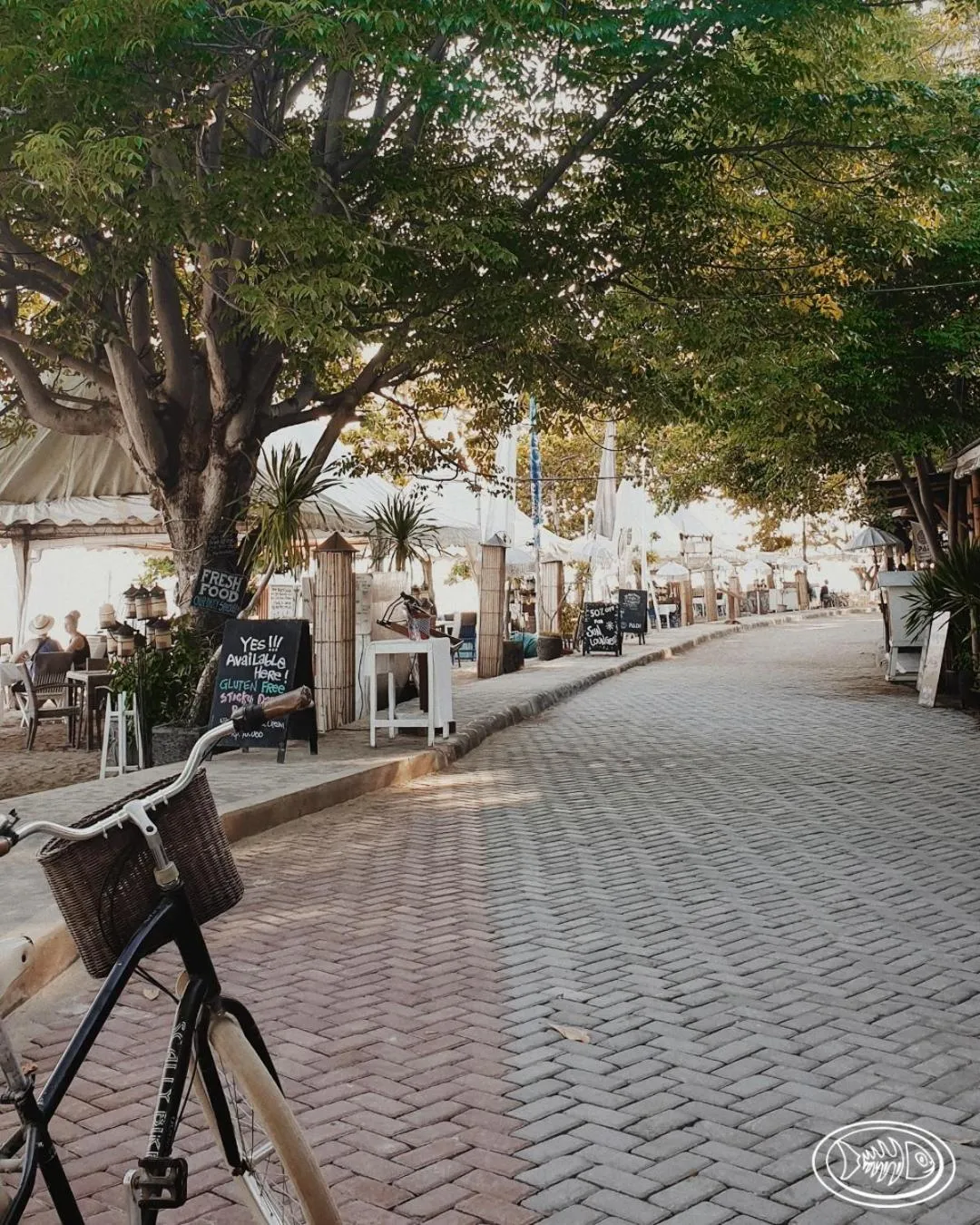 Restaurant/places to eat in Scallywags Beach Club