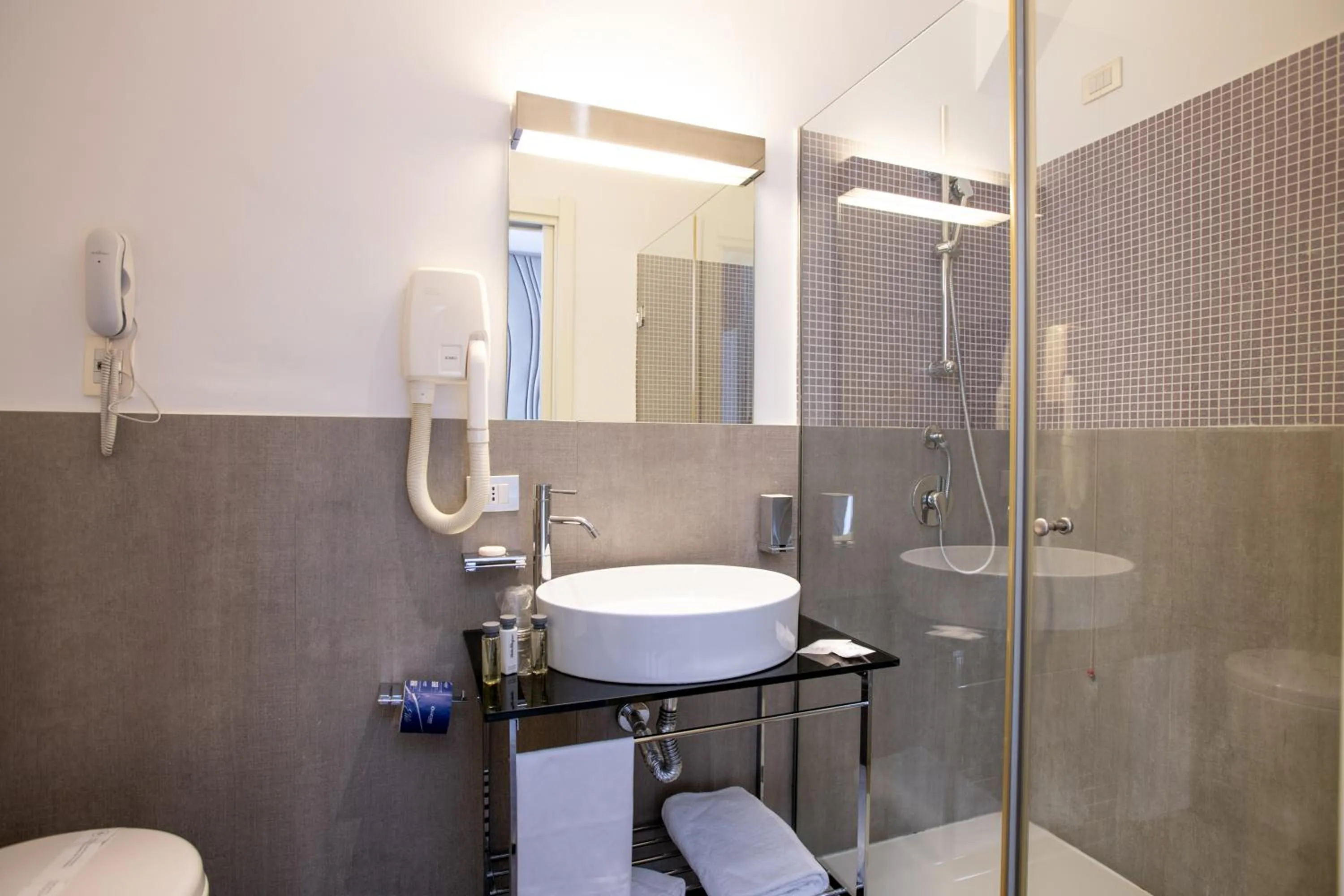 Shower in De Stefano Palace Luxury Hotel