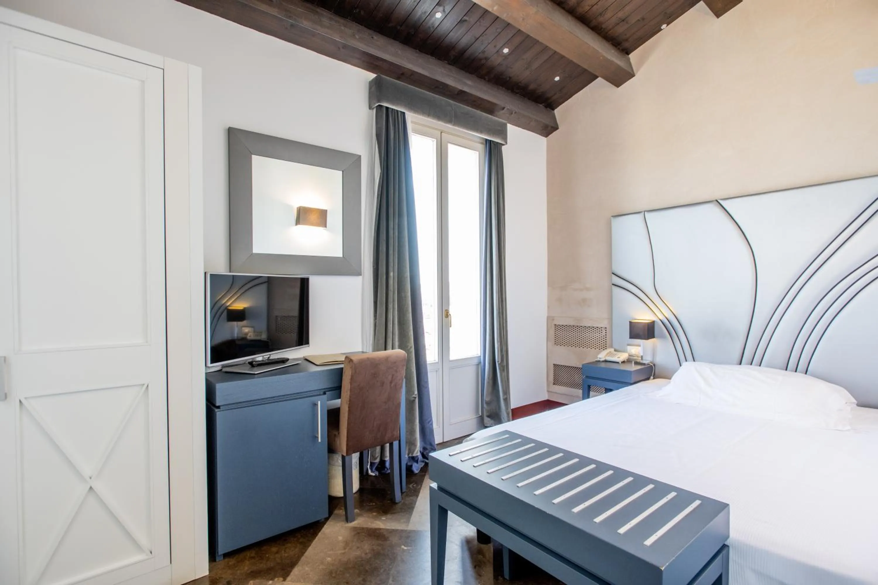 Photo of the whole room, Bed in De Stefano Palace Luxury Hotel