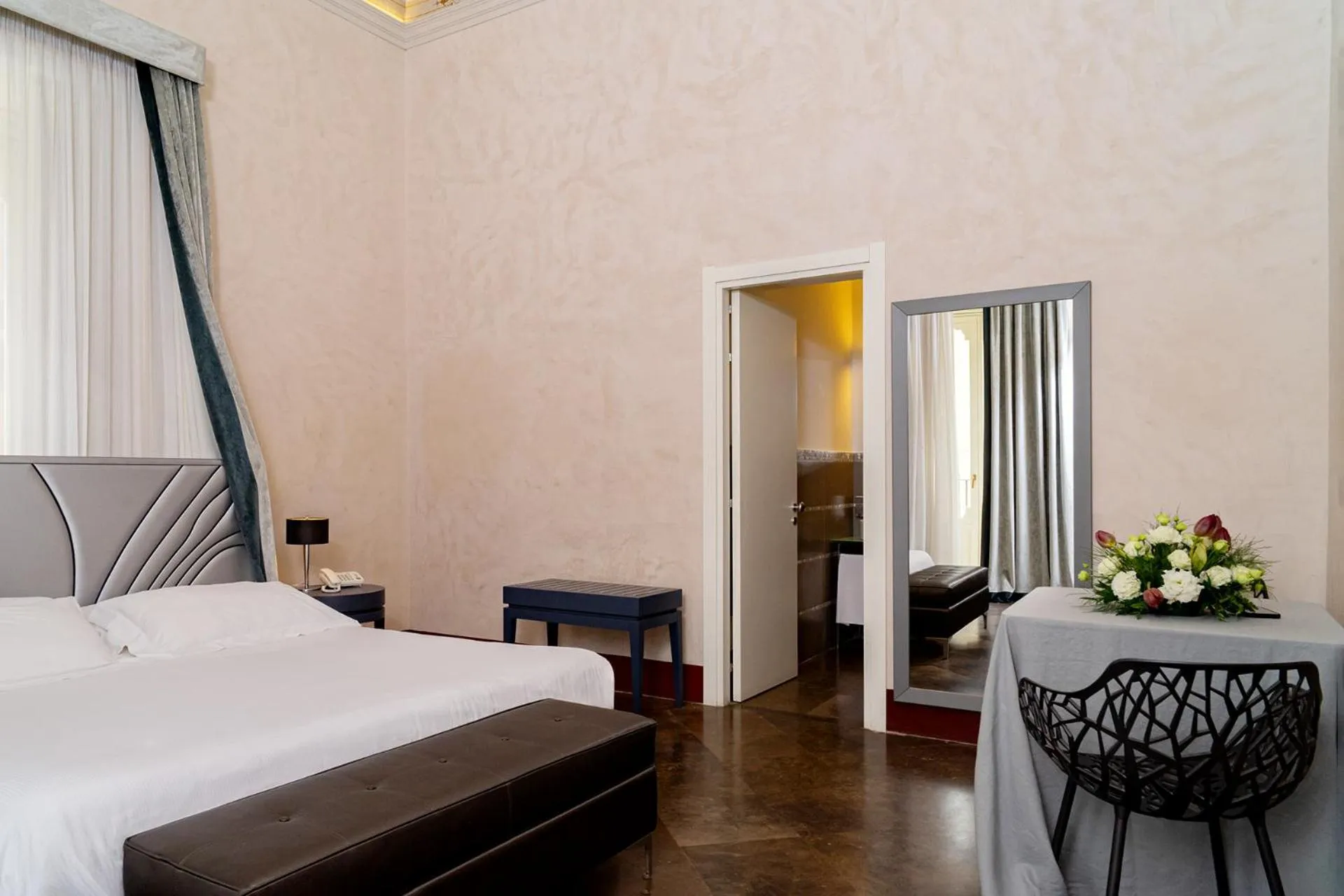 Photo of the whole room, Bed in De Stefano Palace Luxury Hotel