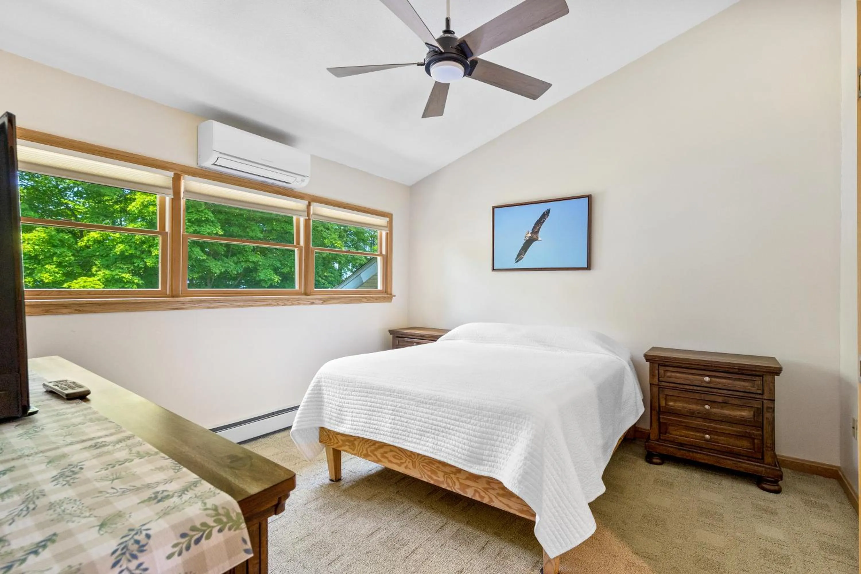 Bed in Lakeview on the Lake