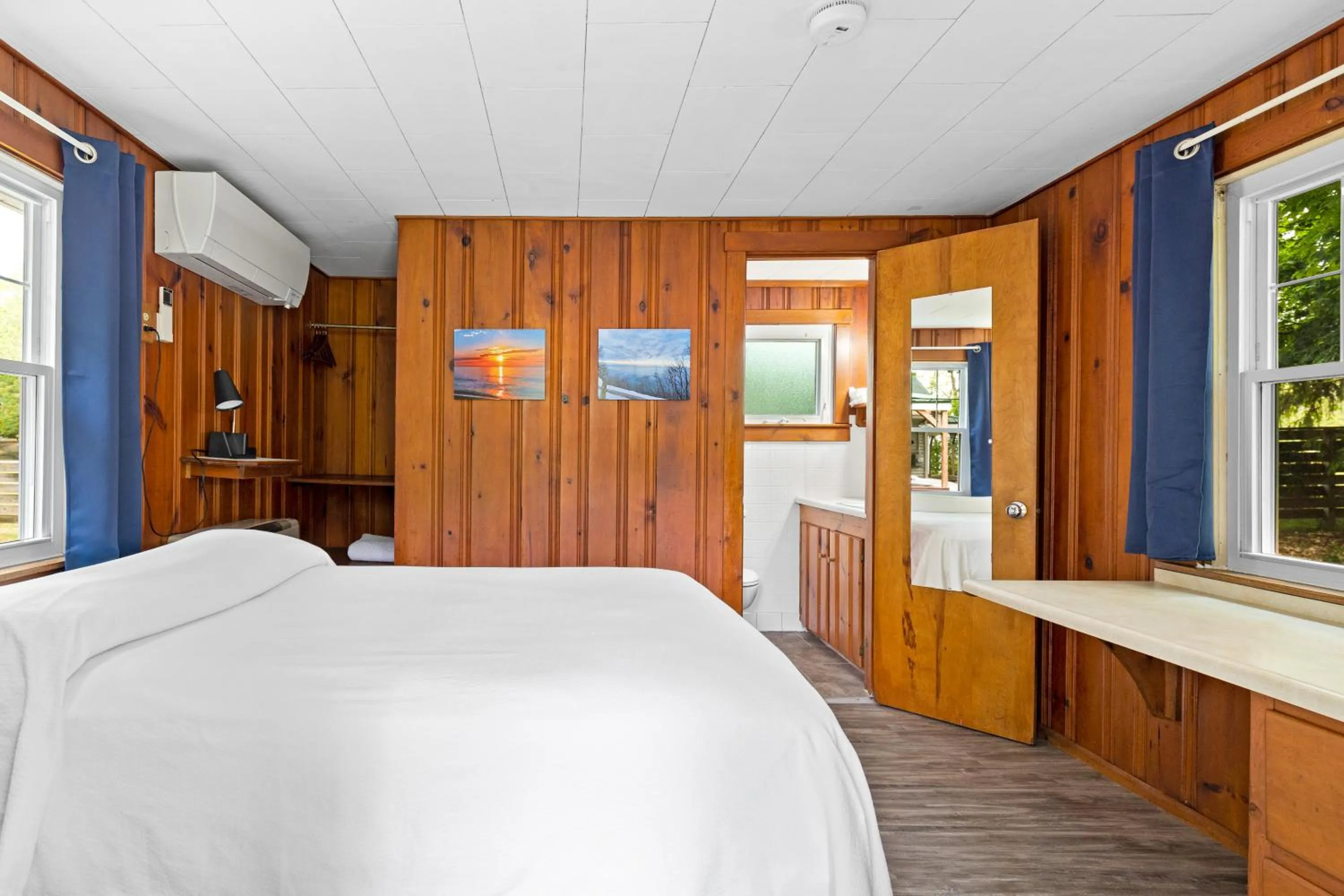 Bed in Lakeview on the Lake