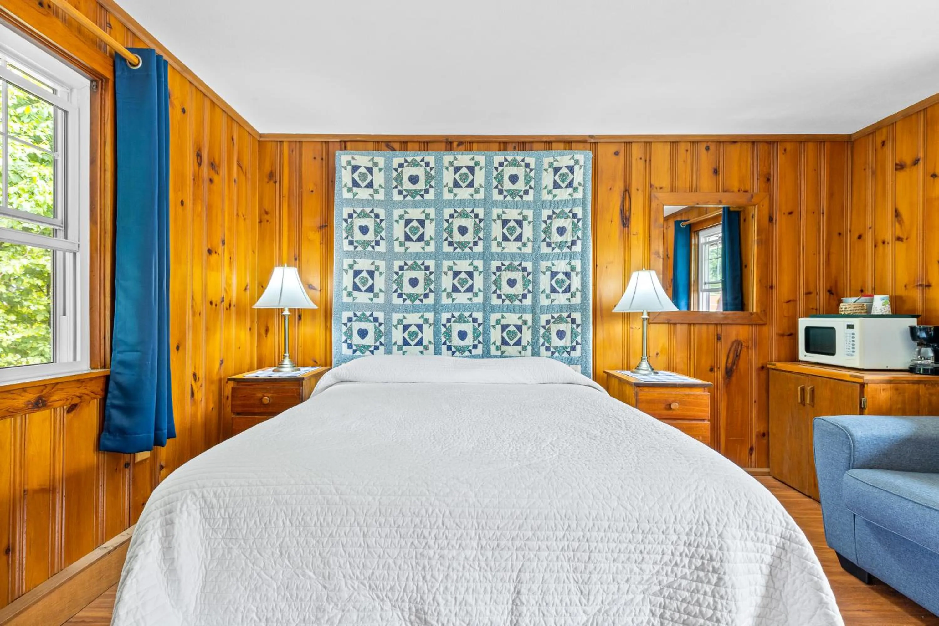 Bed in Lakeview on the Lake