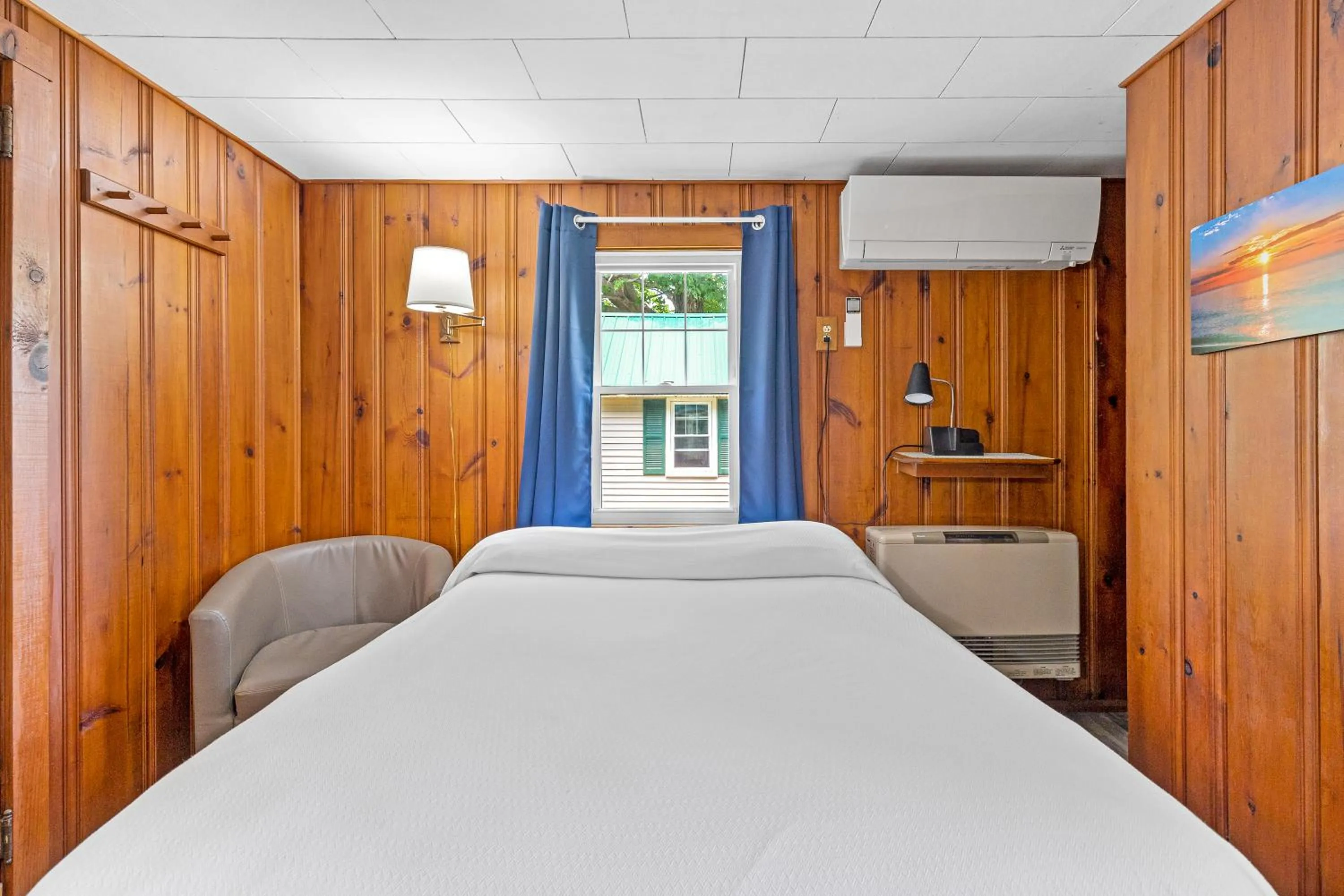 Bed in Lakeview on the Lake