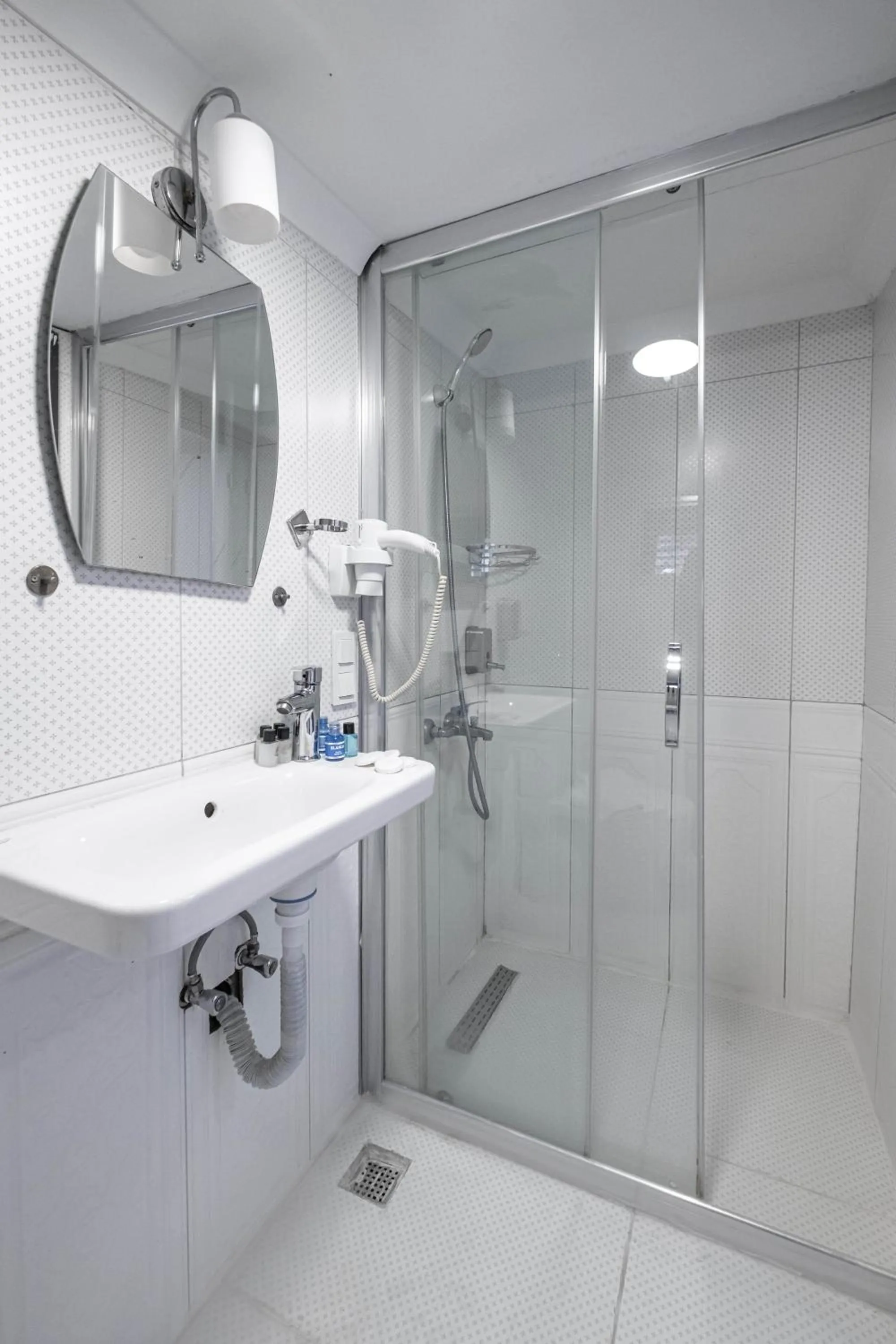 Shower in Family Istanbul Hotel