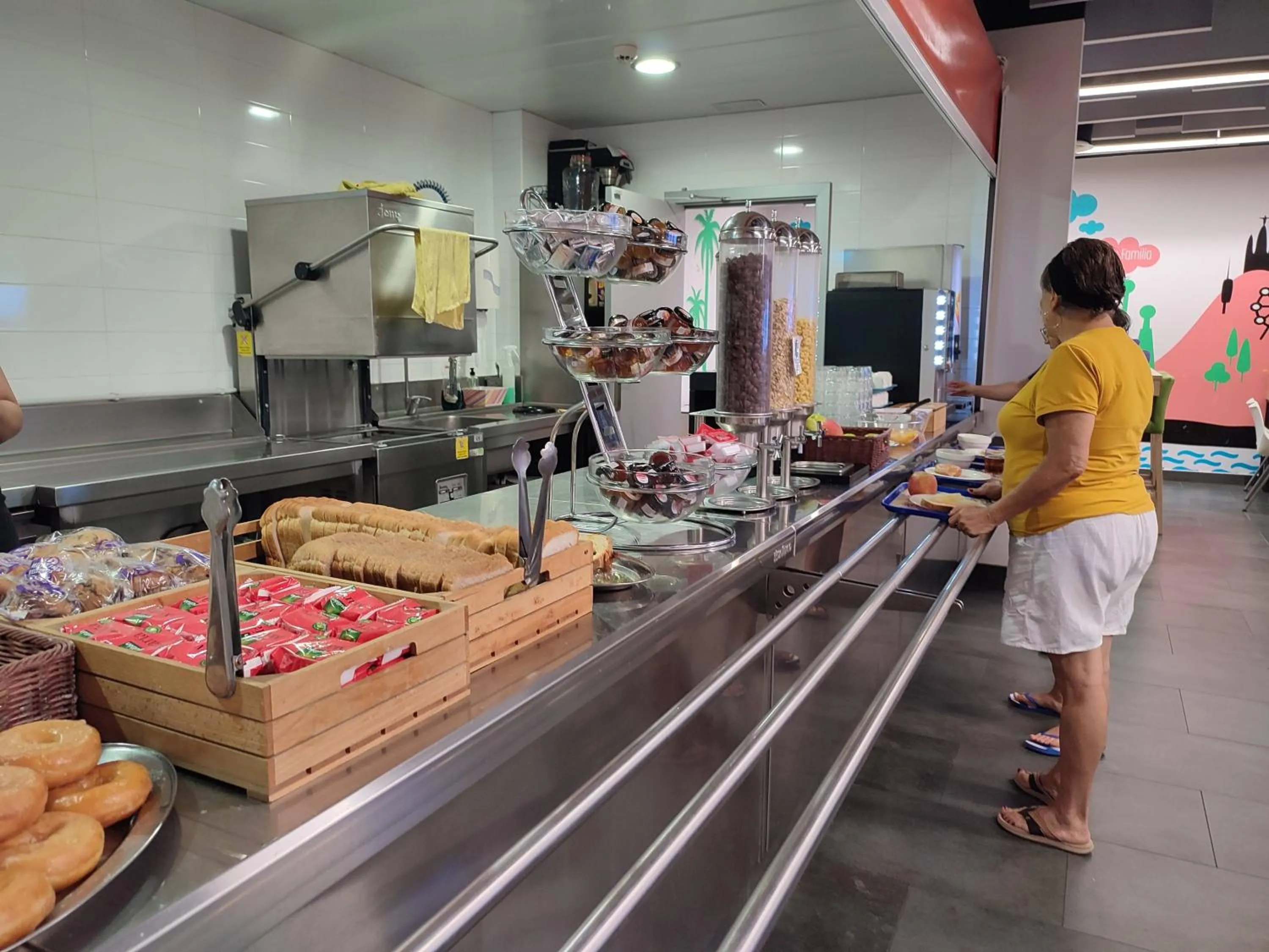 Food and drinks in Twentytu Hostel Barcelona