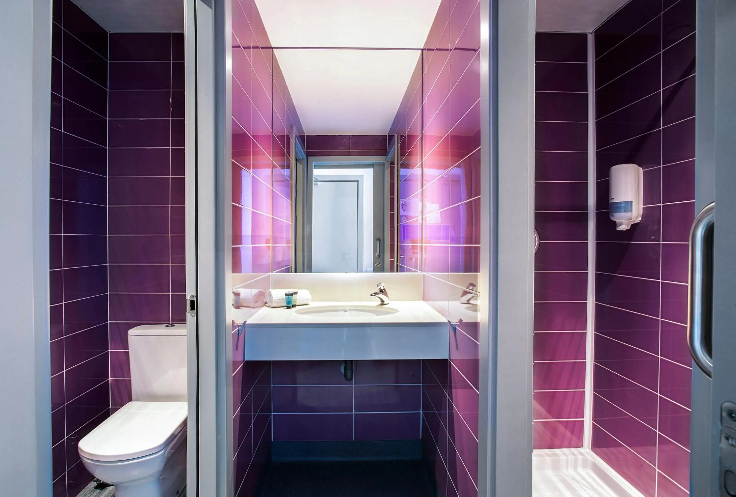 Shower in Twentytu Hostel Barcelona