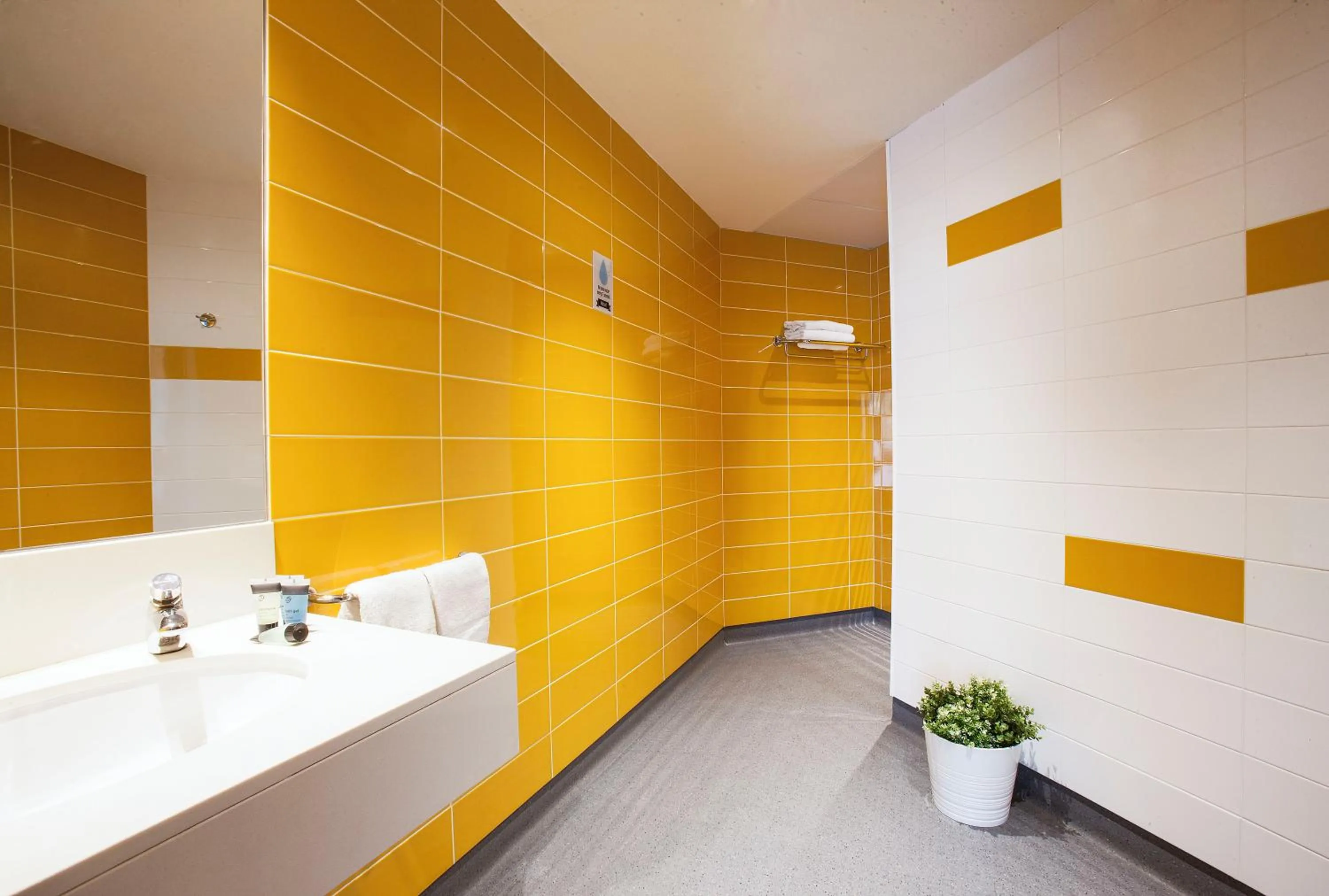 Bathroom in Twentytu Hostel Barcelona