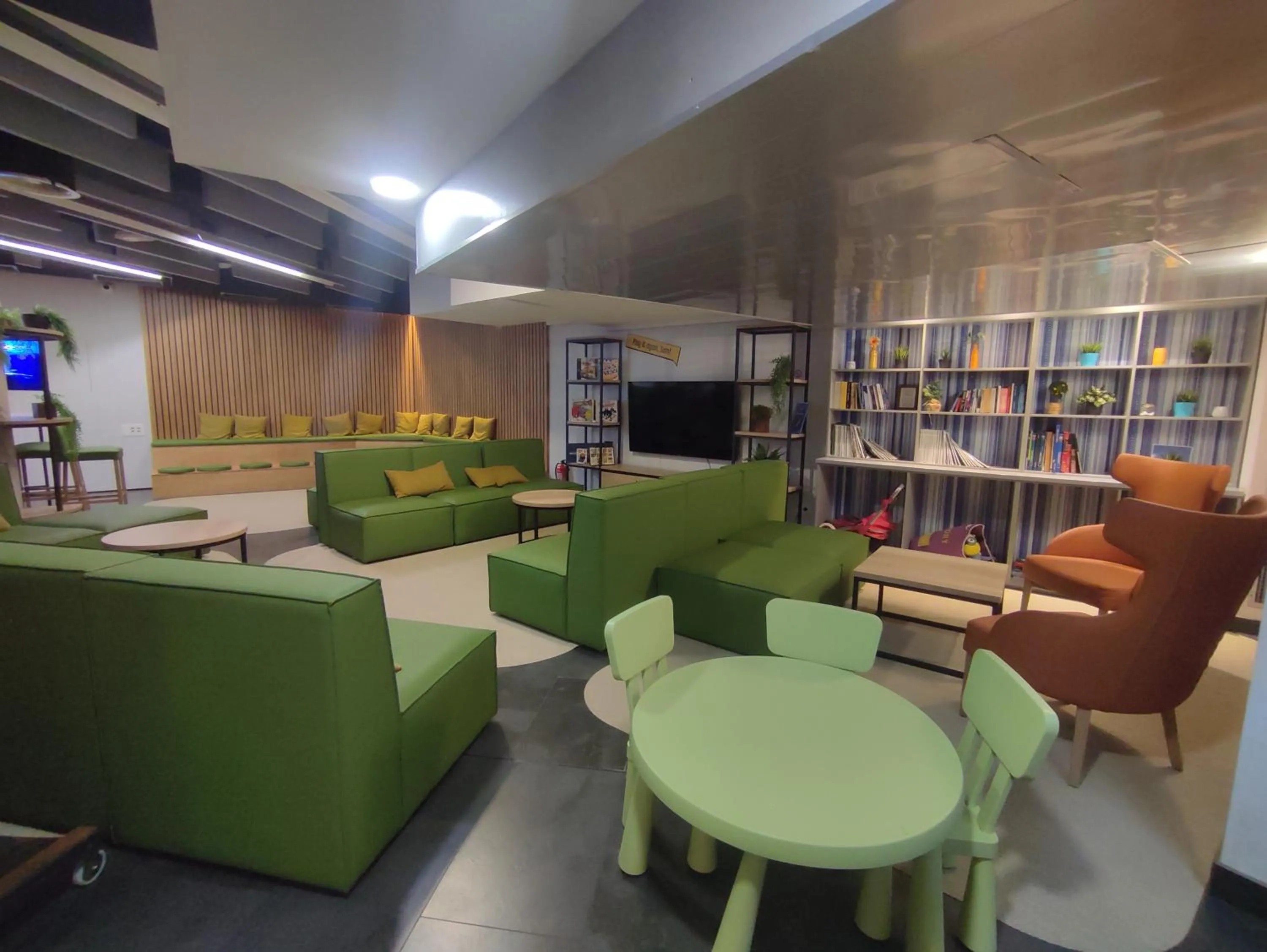 Communal lounge/ TV room in Twentytu Hostel Barcelona