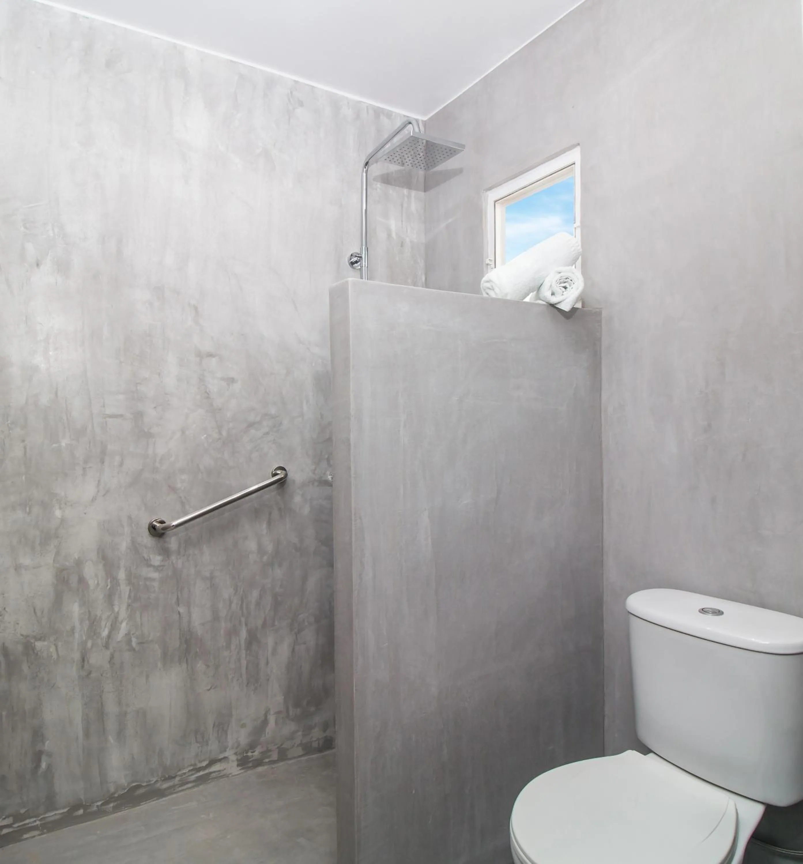 Bathroom in Tinas Plus Hotel