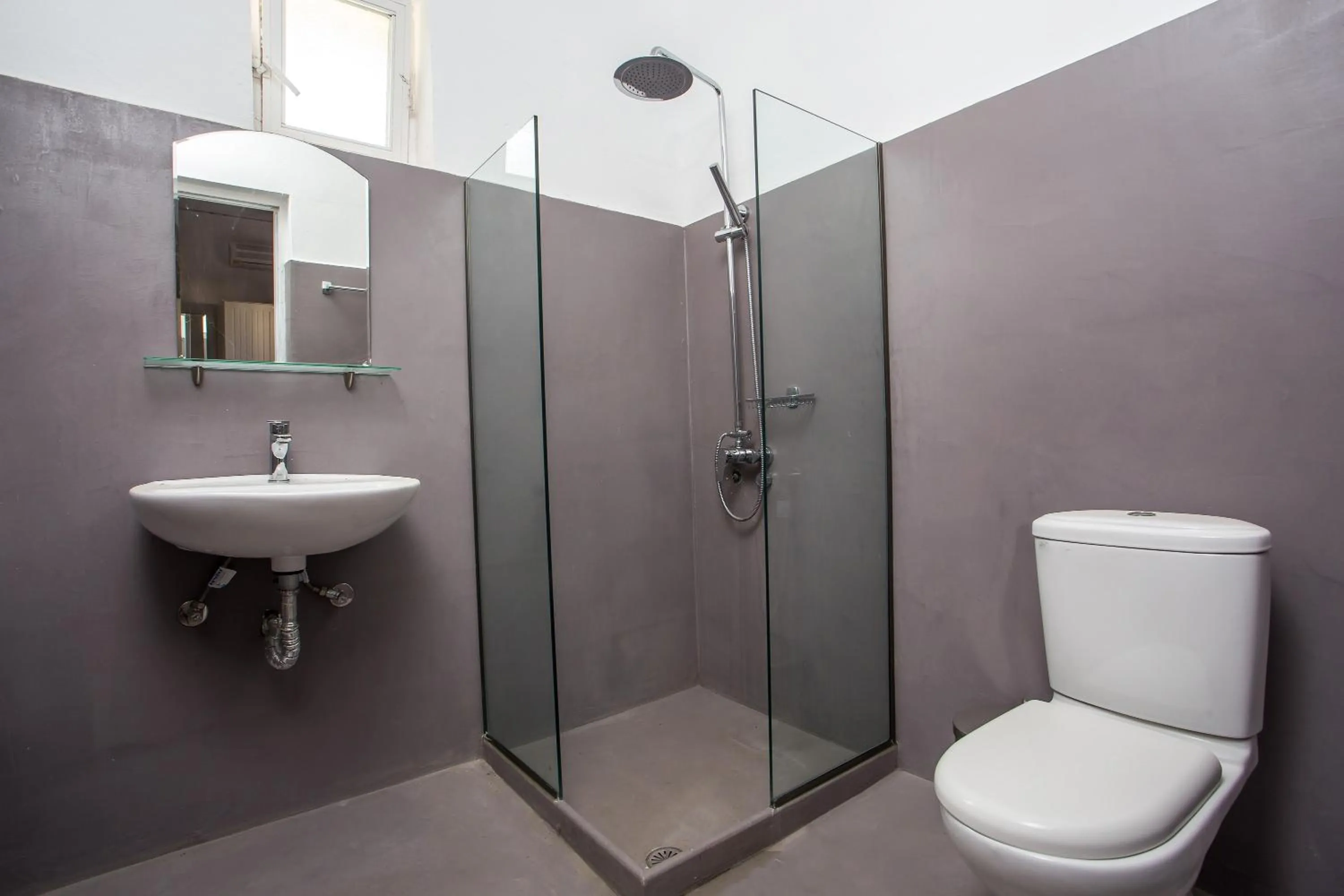 Shower in Tinas Plus Hotel