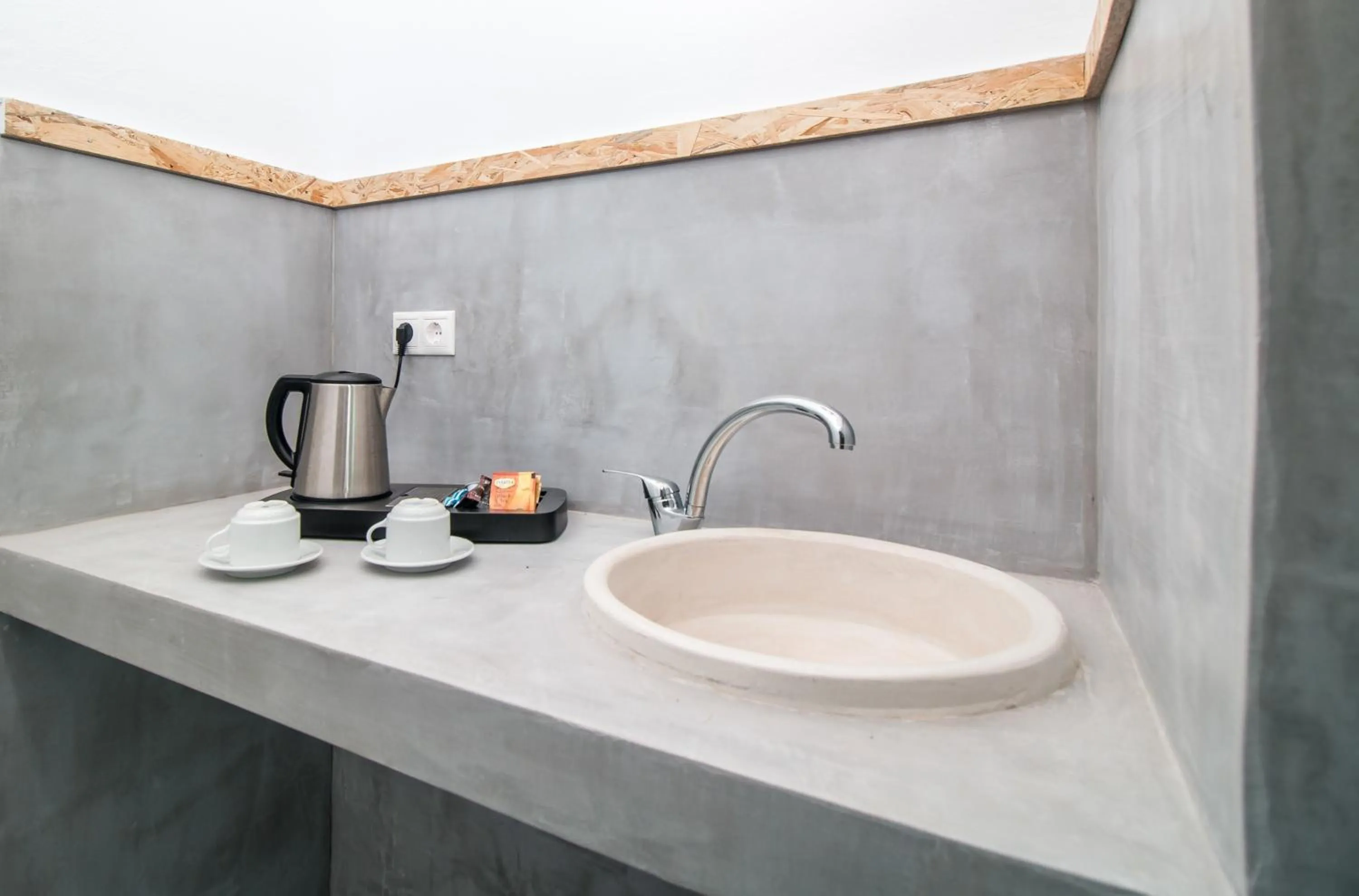 Bedroom in Tinas Plus Hotel