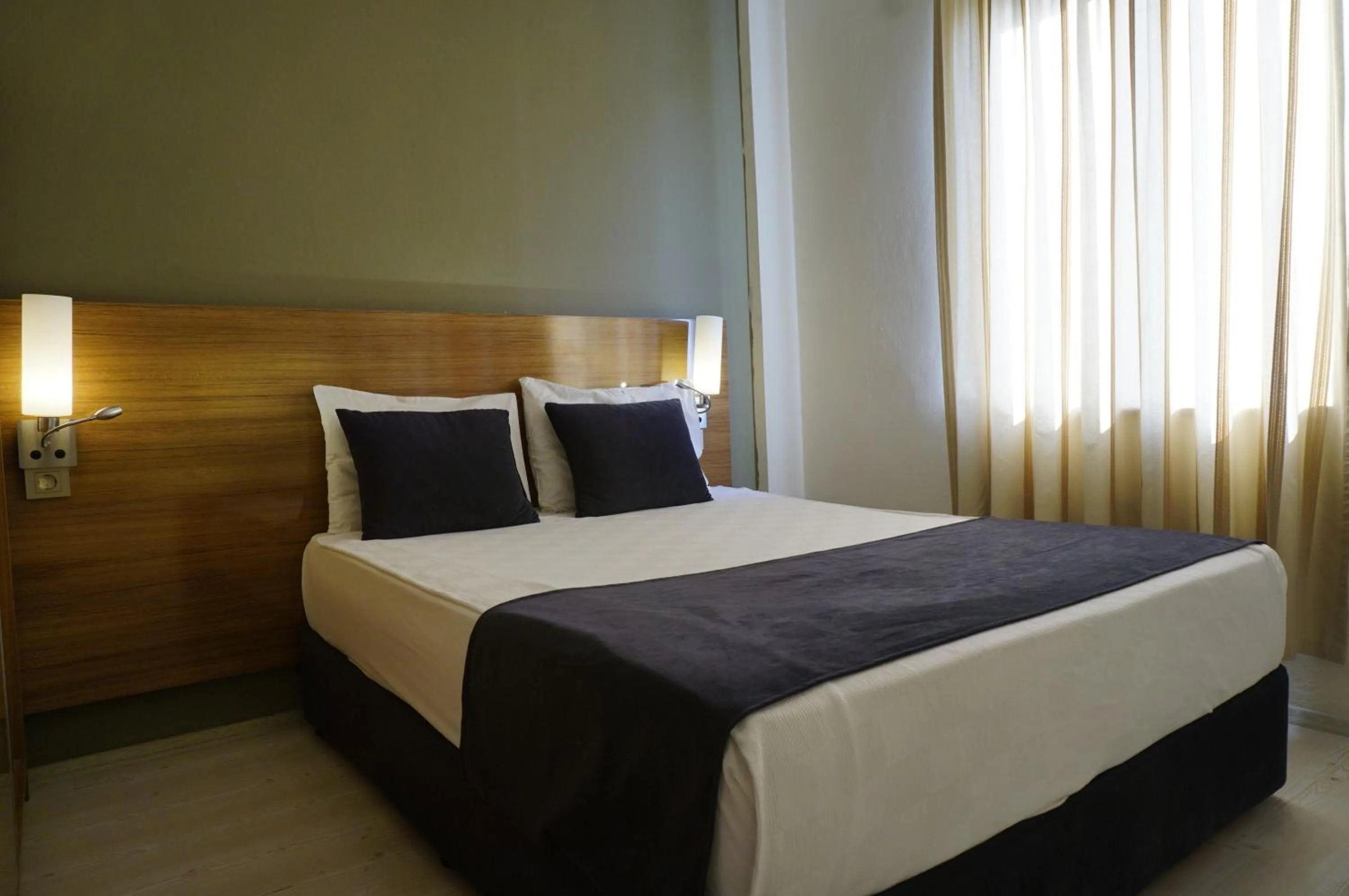 Bedroom, Bed in Sunlight Garden Hotel