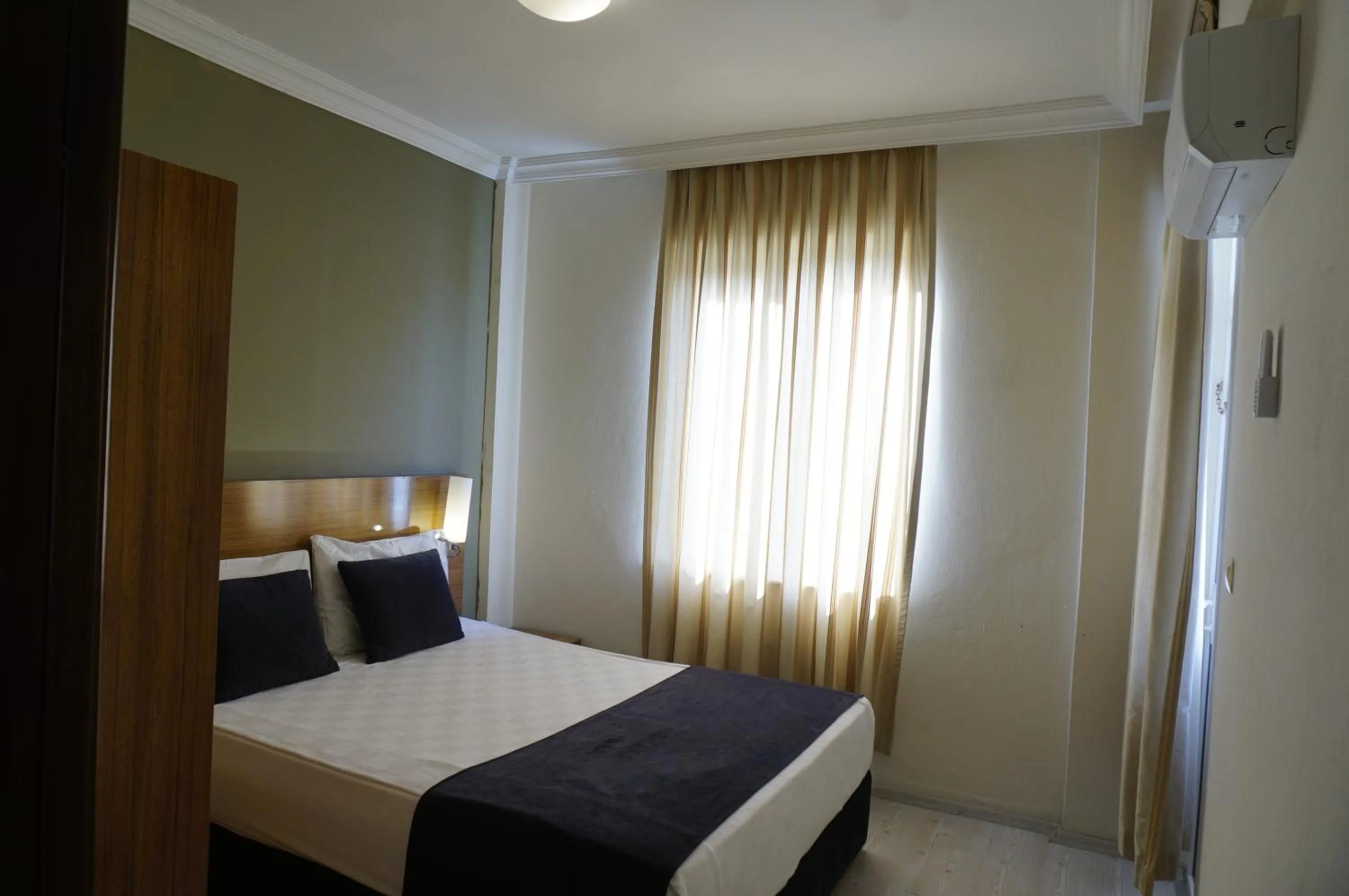 Bedroom, Bed in Sunlight Garden Hotel