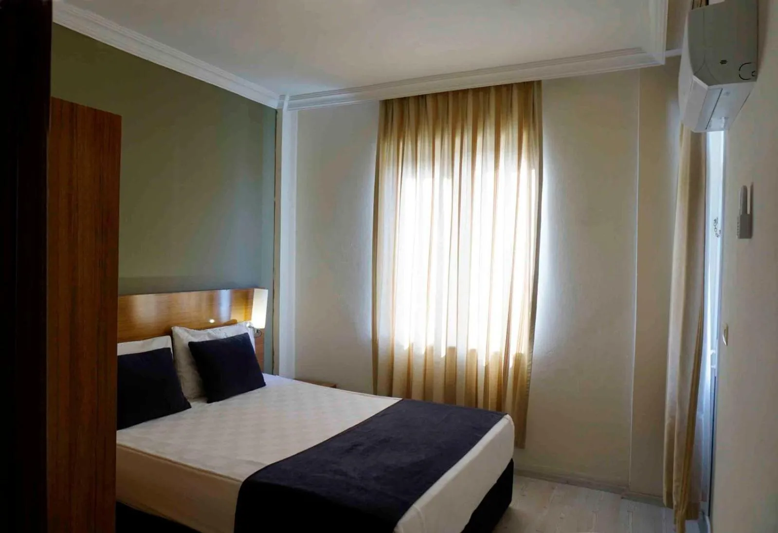 Photo of the whole room, Bed in Sunlight Garden Hotel