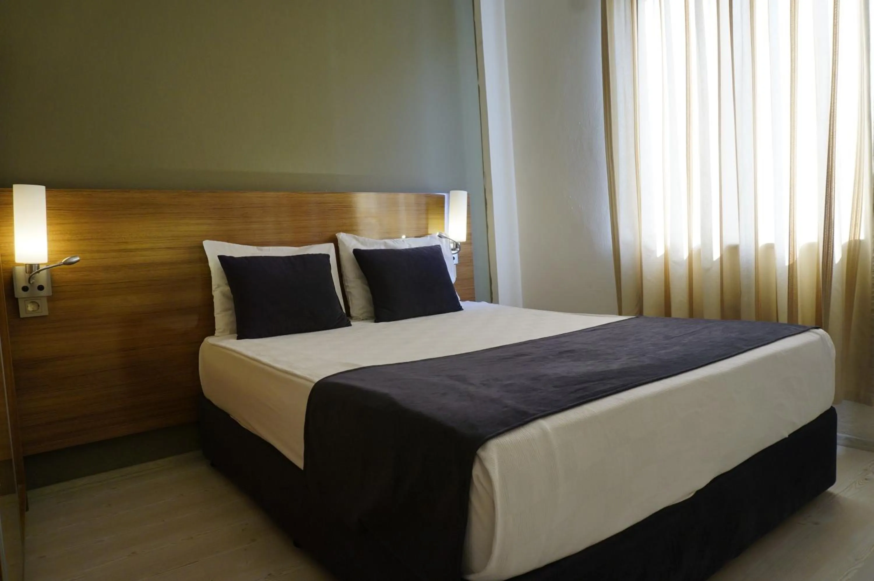 Bedroom, Bed in Sunlight Garden Hotel