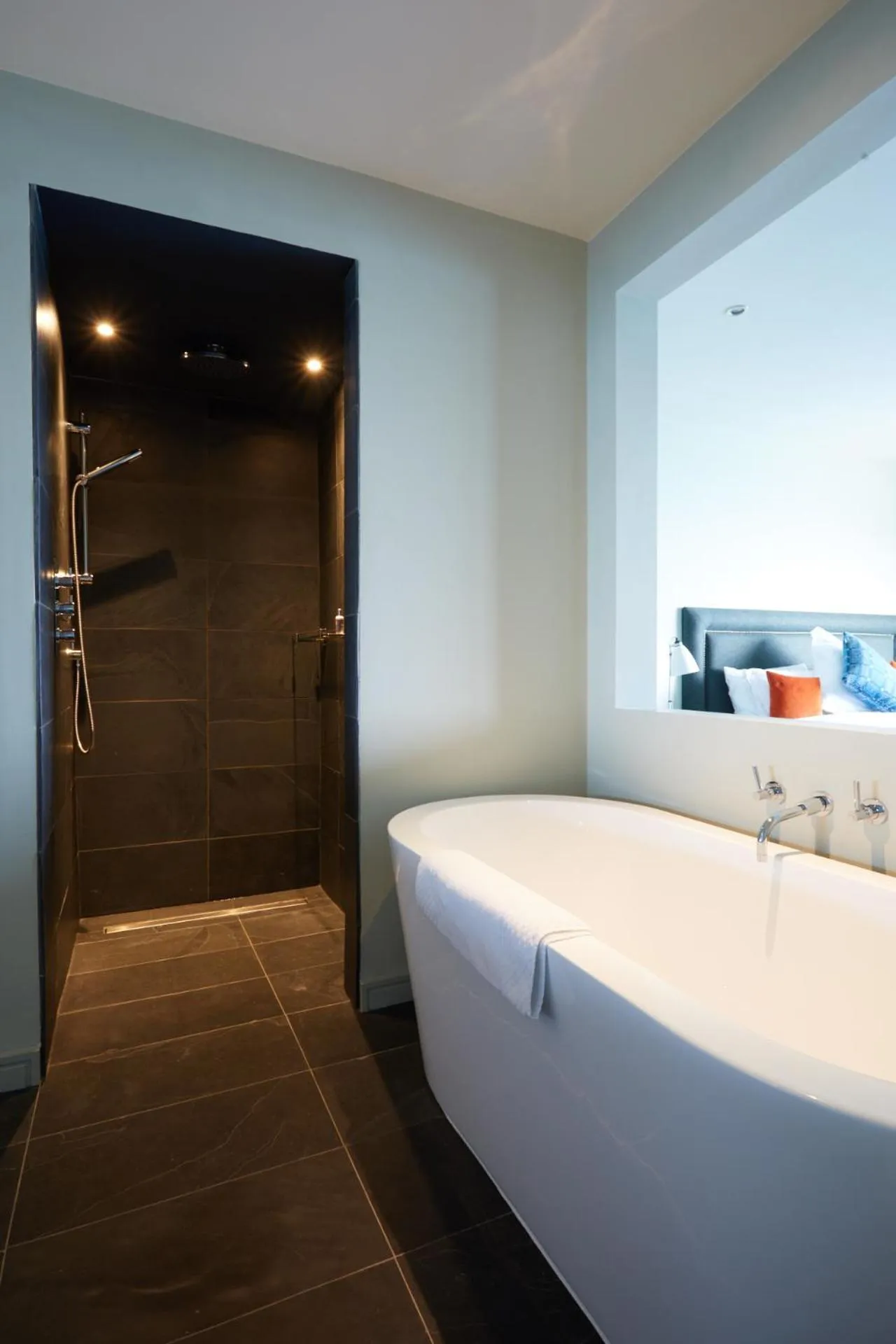 Bathroom, Bed in The Lewinnick Lodge