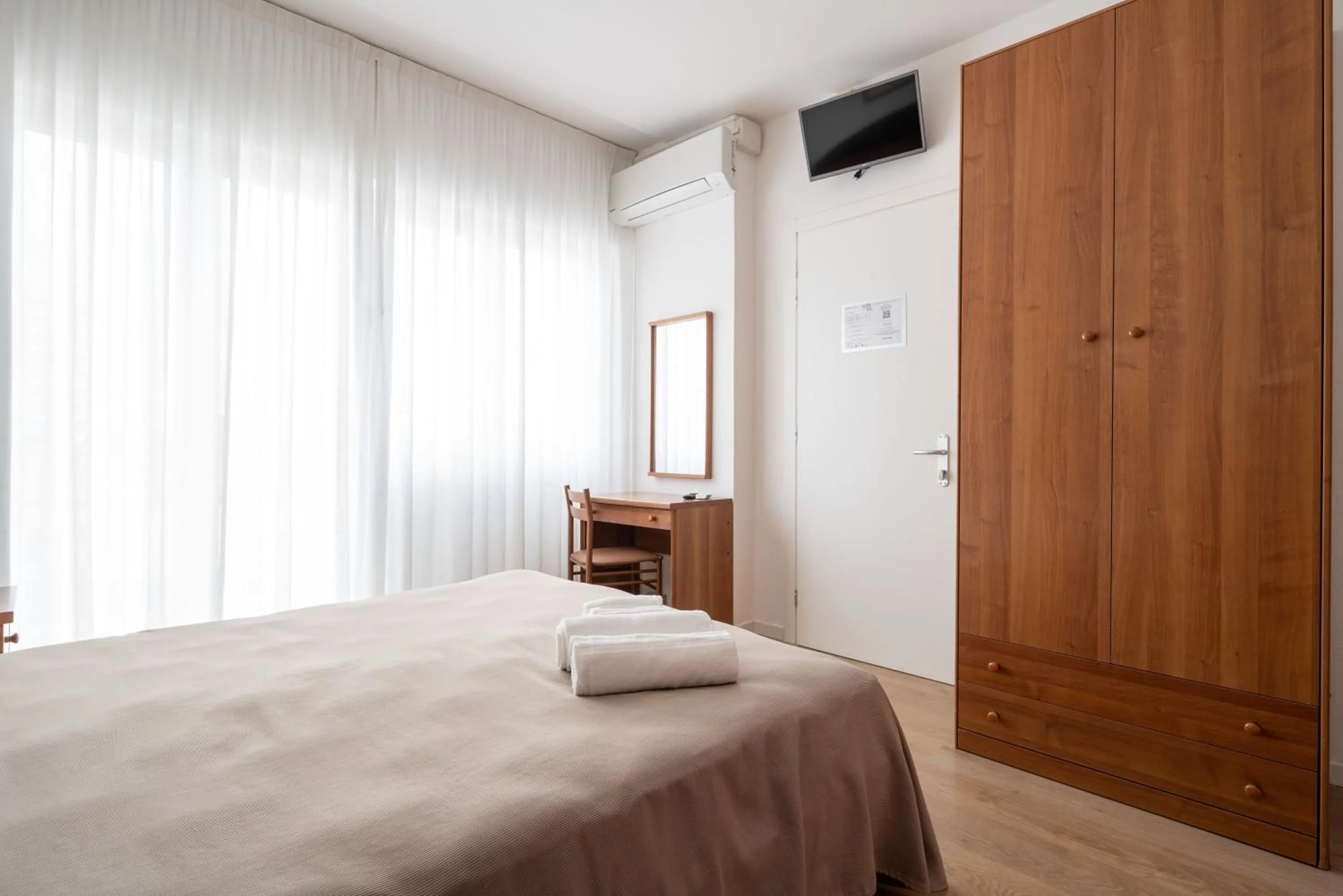 Photo of the whole room, Bed in Hotel Boston 3 Stelle Superior Frontemare