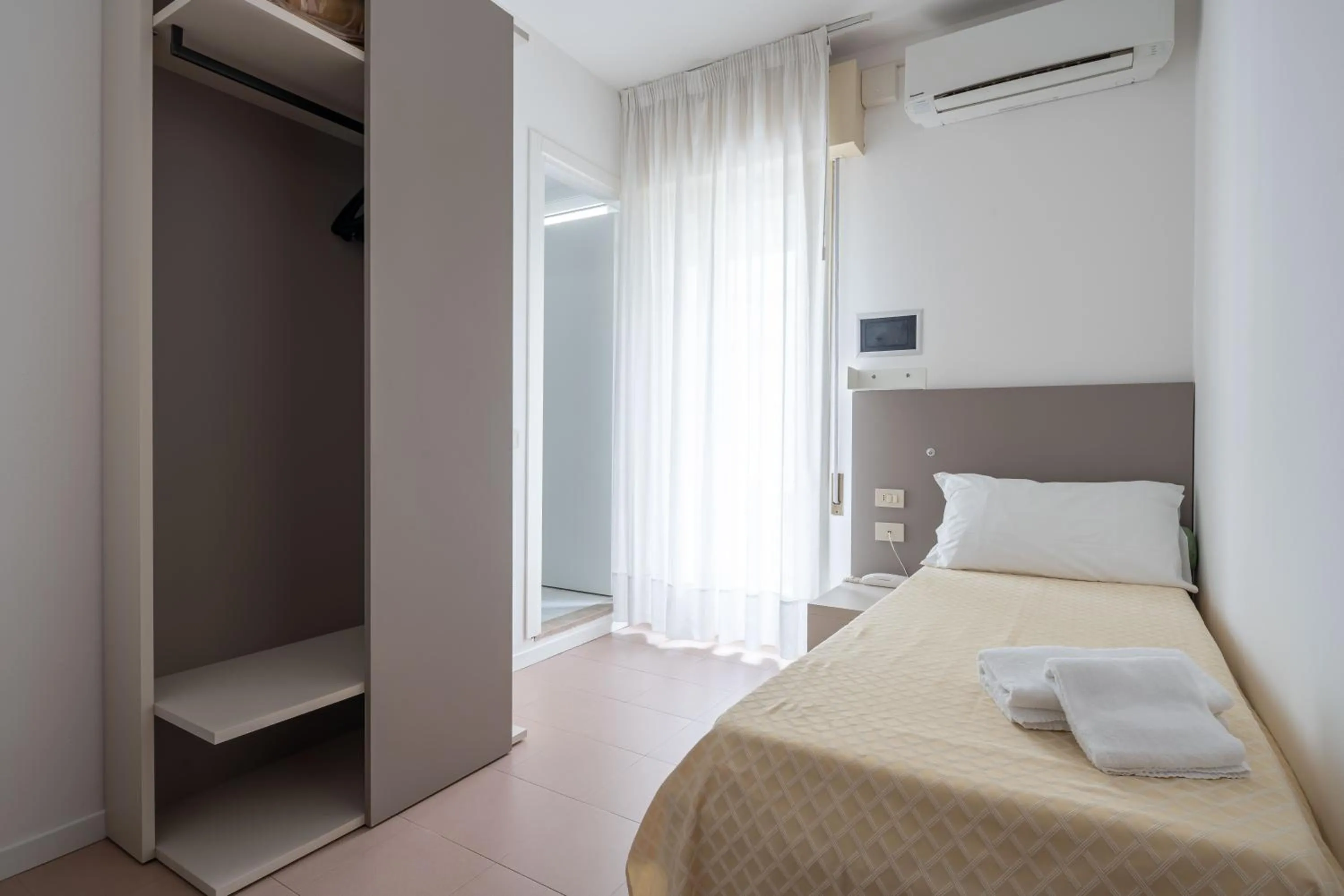 Bedroom, Bed in Hotel Boston 3 Stelle Superior Frontemare