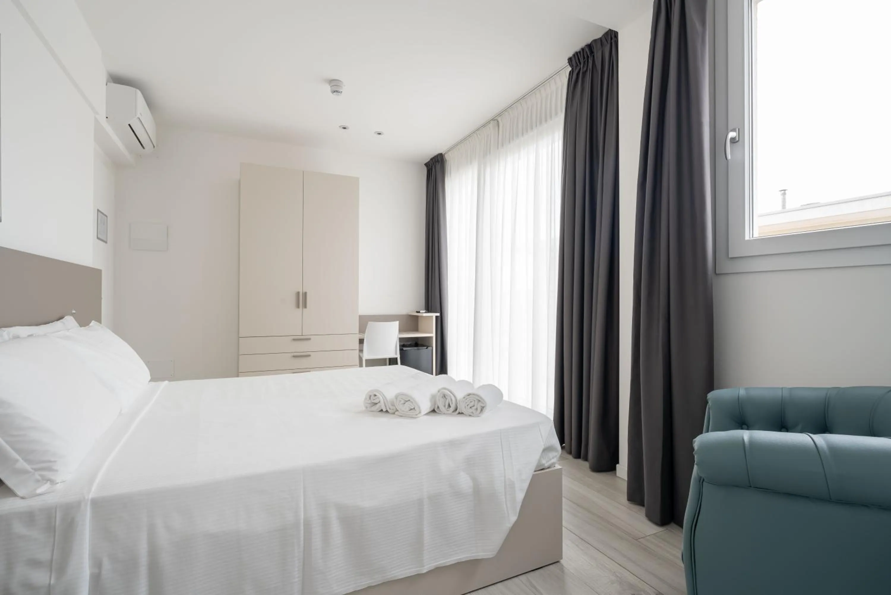 Photo of the whole room, Bed in Hotel Boston 3 Stelle Superior Frontemare