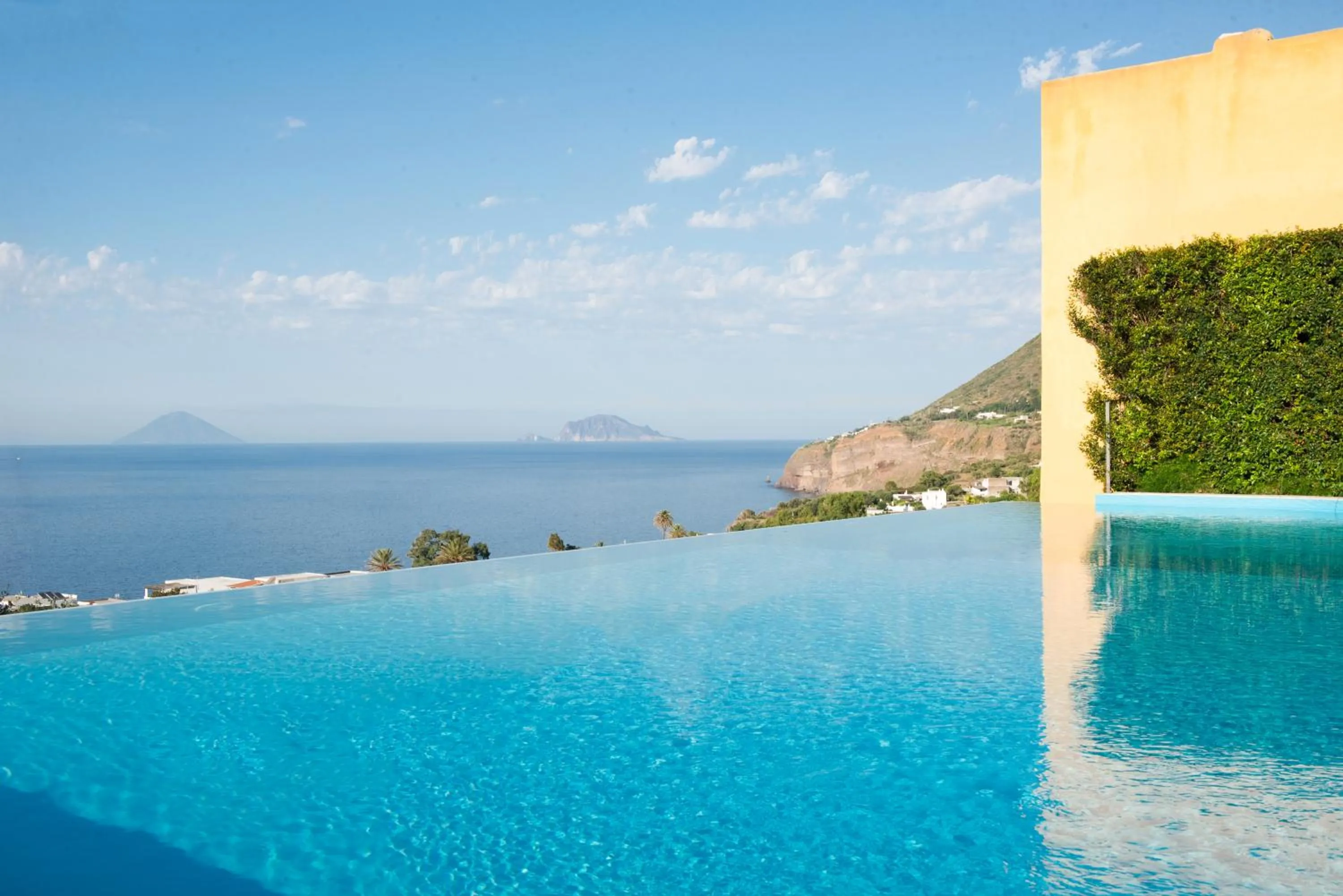 Pool view in Hotel Ravesi