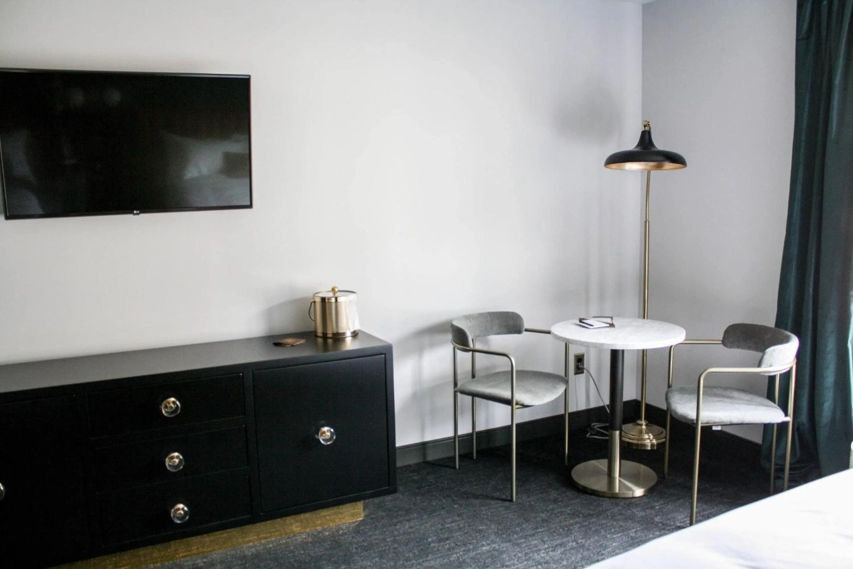 Bedroom in The Inn Hotel Lake Okoboji, an Ascend Collection Hotel