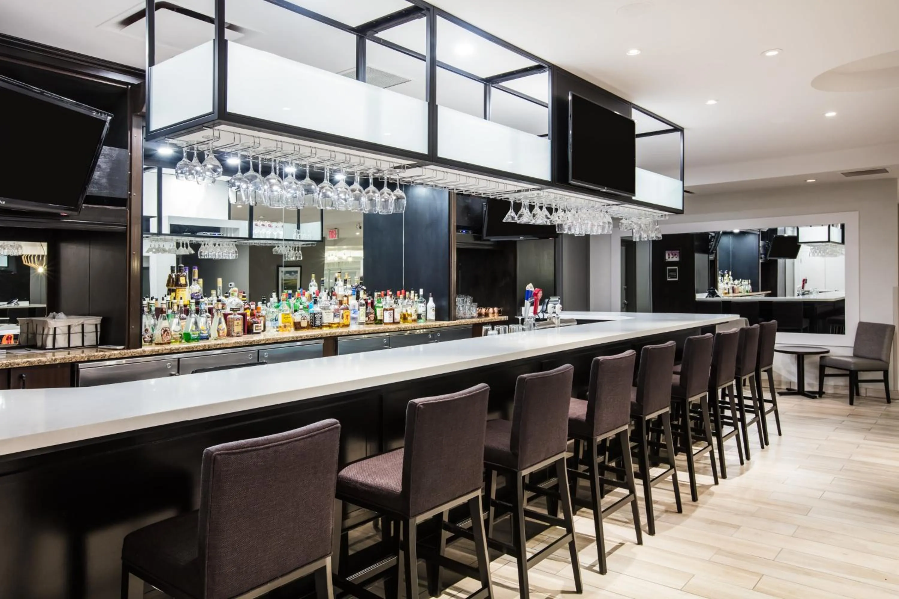 Lounge or bar in Holiday Inn & Suites Grande Prairie by IHG