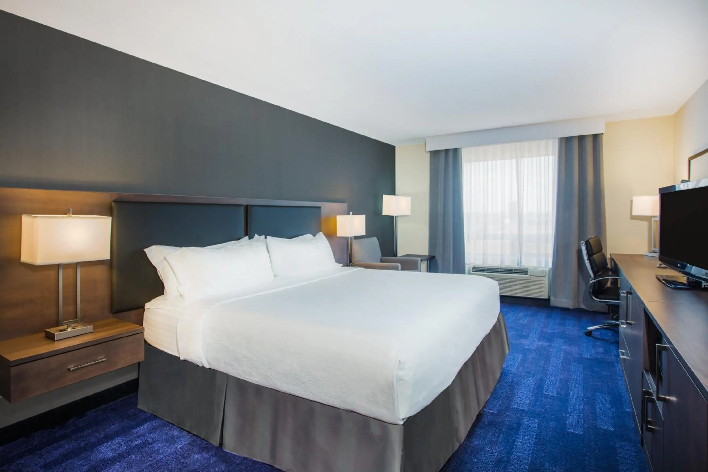 Photo of the whole room, Bed in Holiday Inn & Suites Grande Prairie by IHG