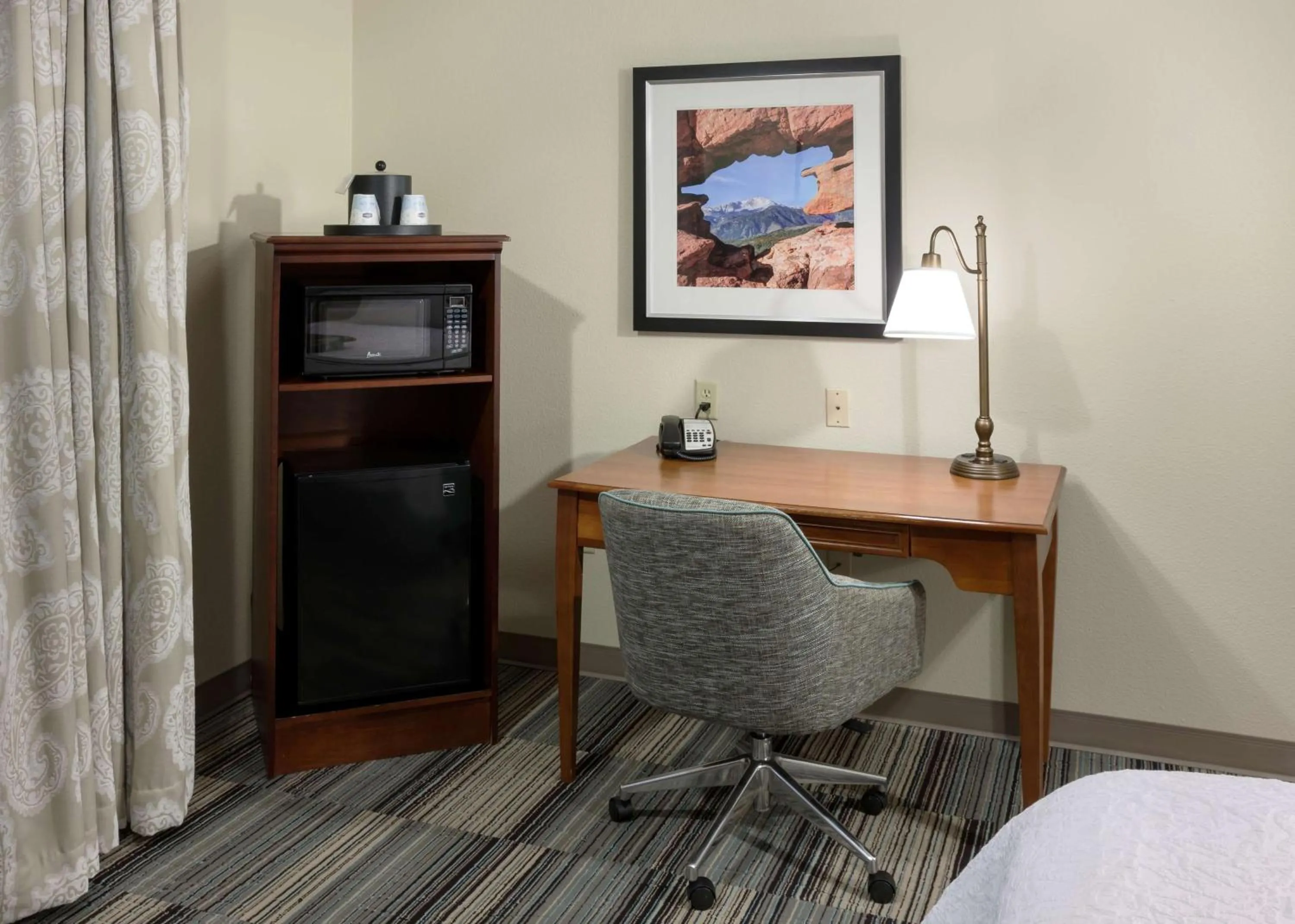 Bedroom in Hampton Inn & Suites Colorado Springs/I-25 South