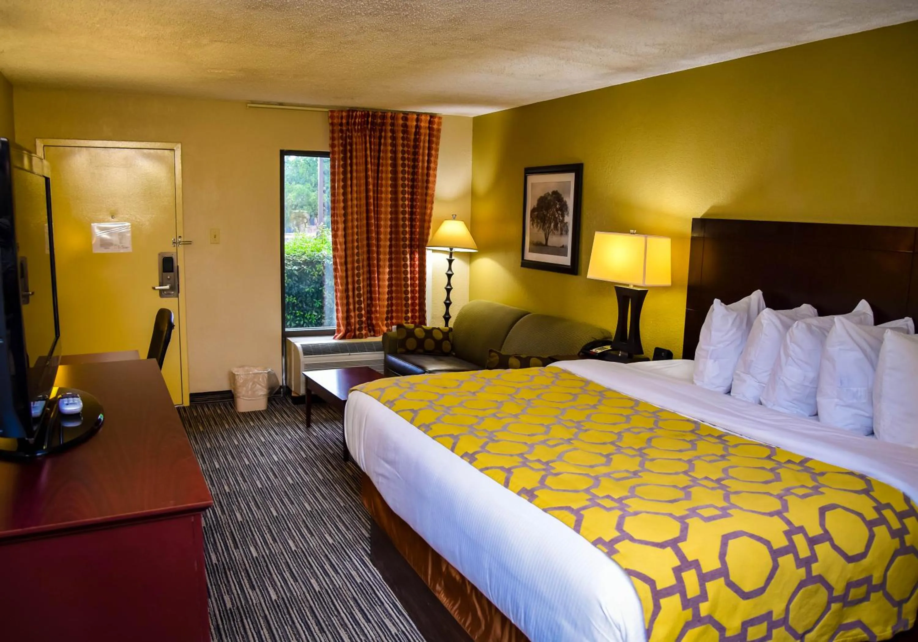 Photo of the whole room, Bed in Baymont by Wyndham Columbus GA