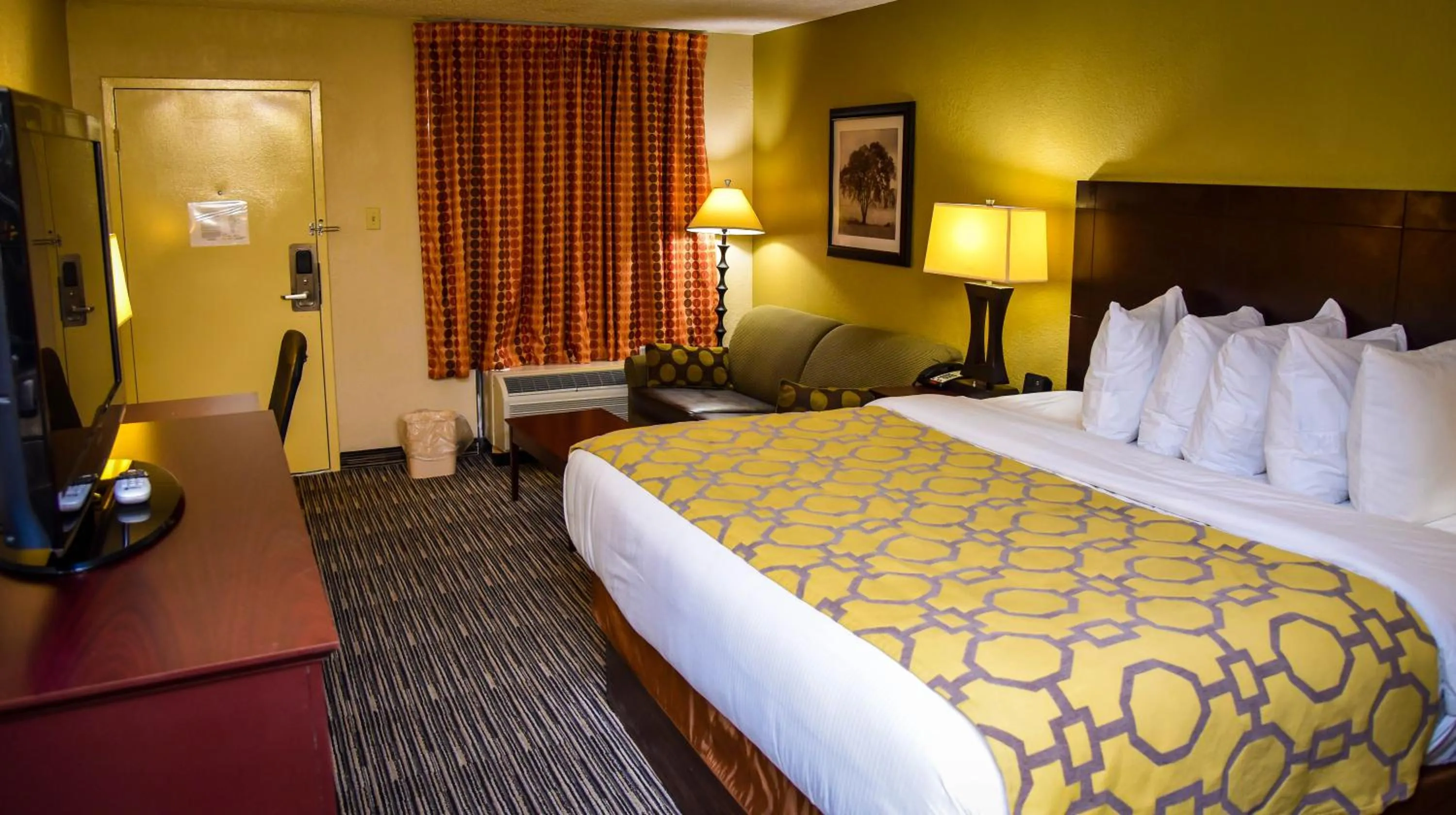 Photo of the whole room, Bed in Baymont by Wyndham Columbus GA