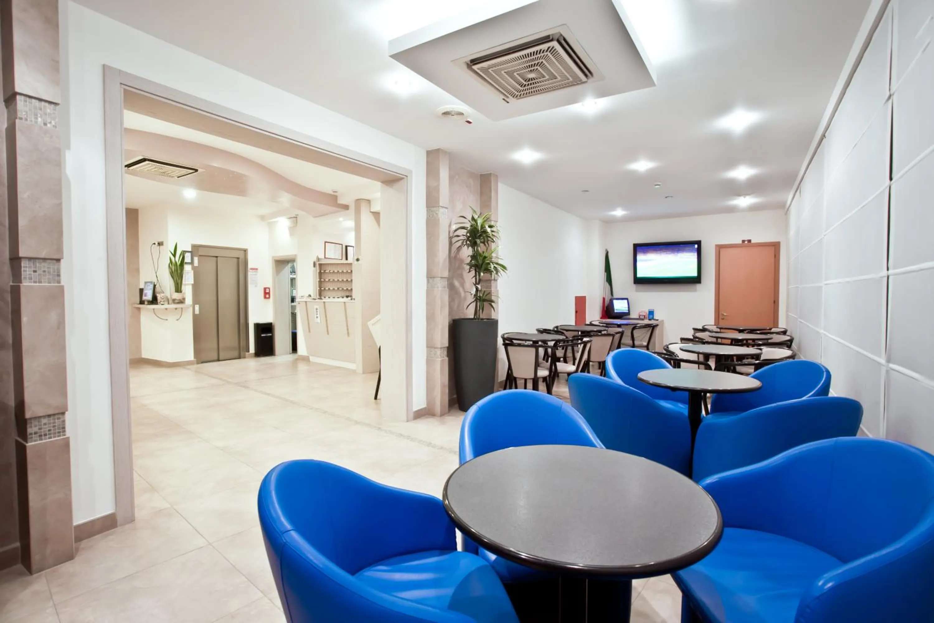 Communal lounge/ TV room in Hotel Thea