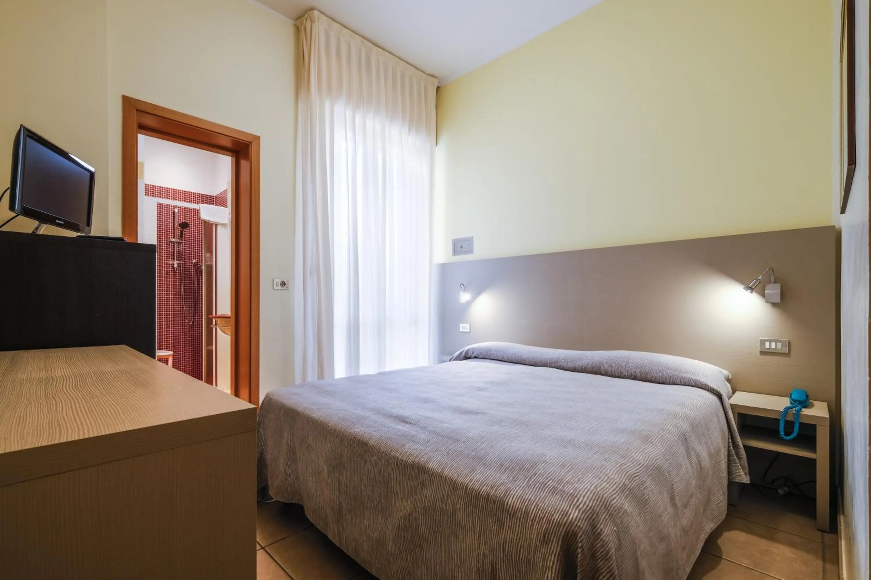 Summer, Bed in Hotel Thea