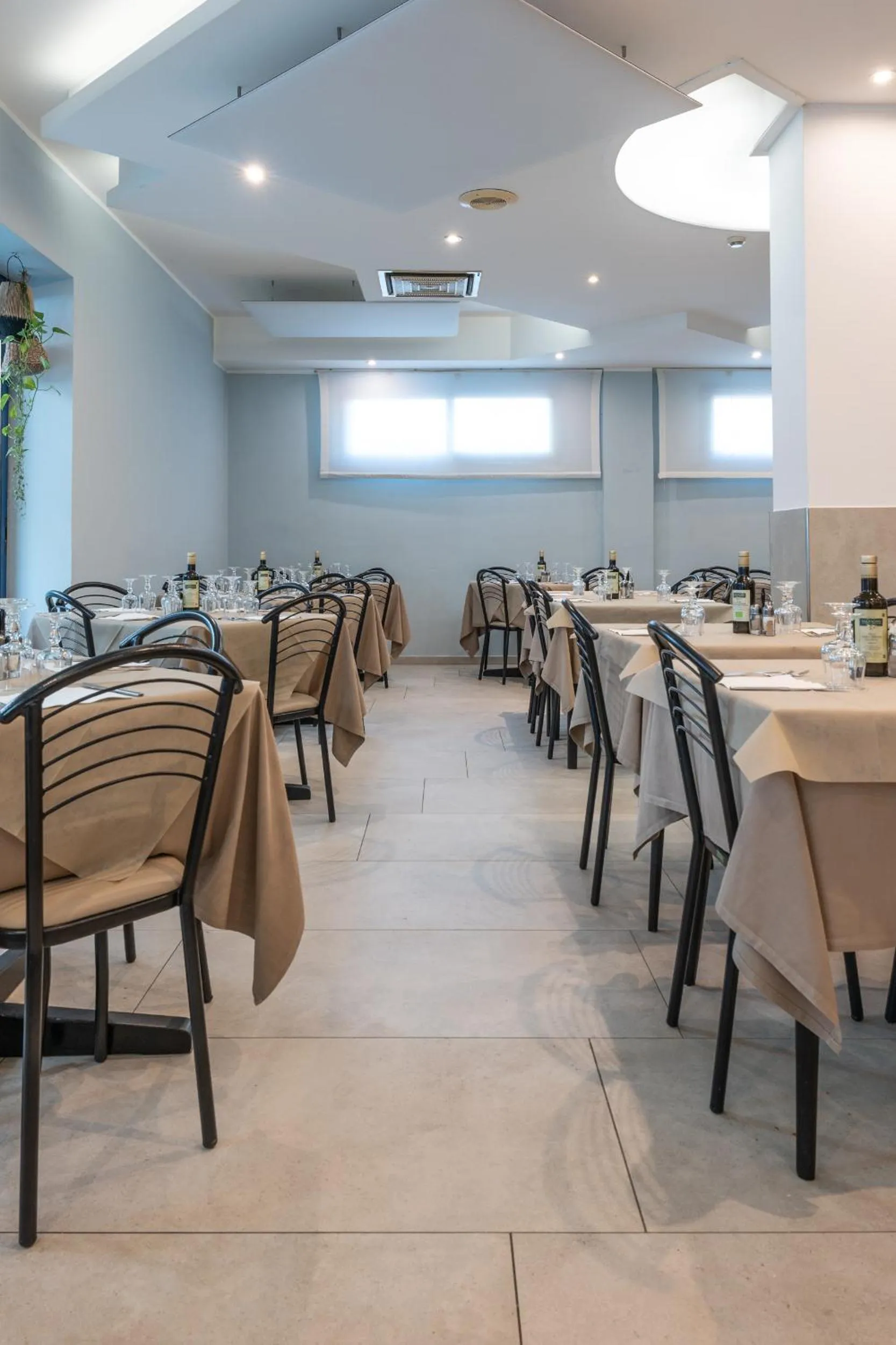 Restaurant/places to eat in Hotel Thea