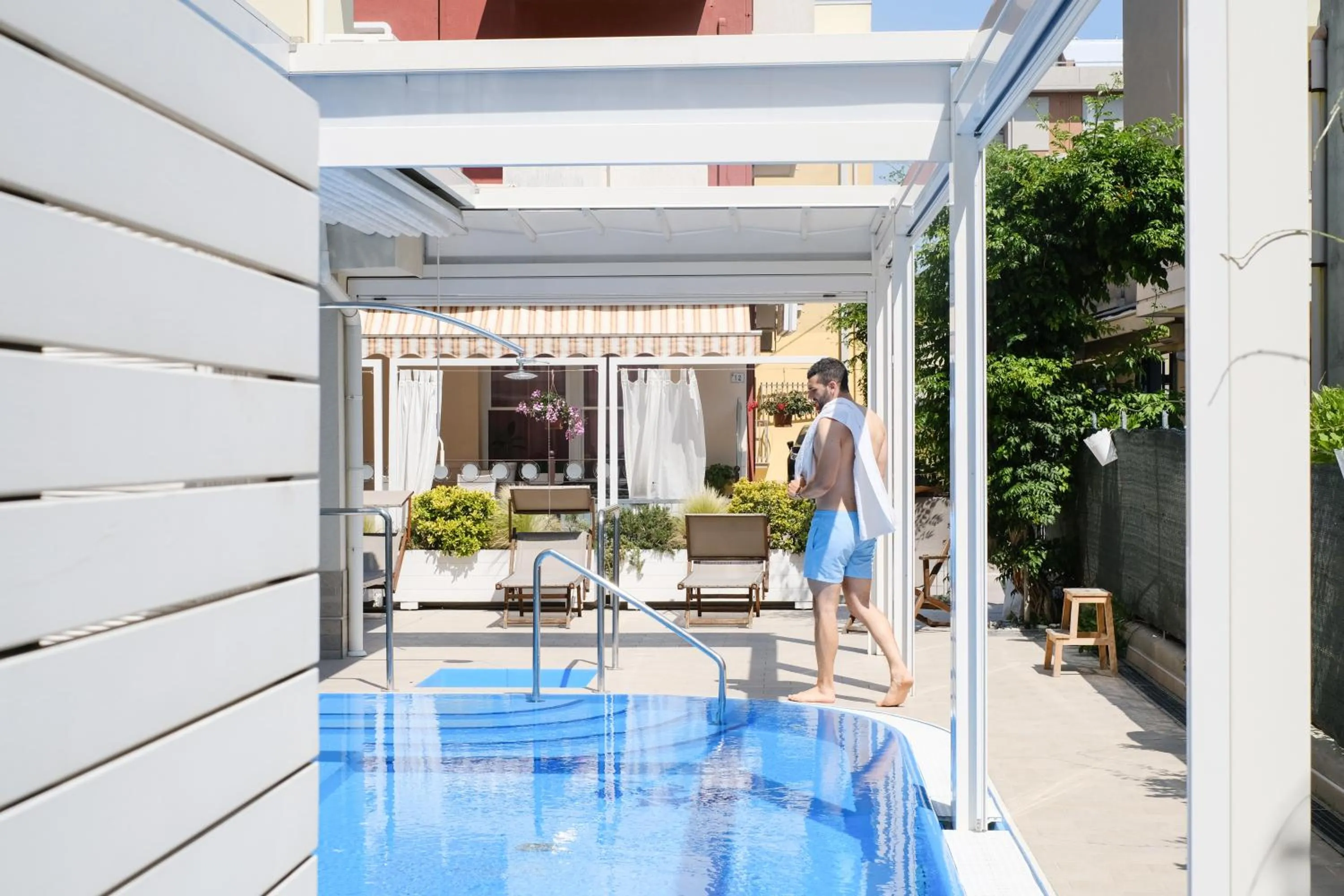 Summer in Hotel Thea