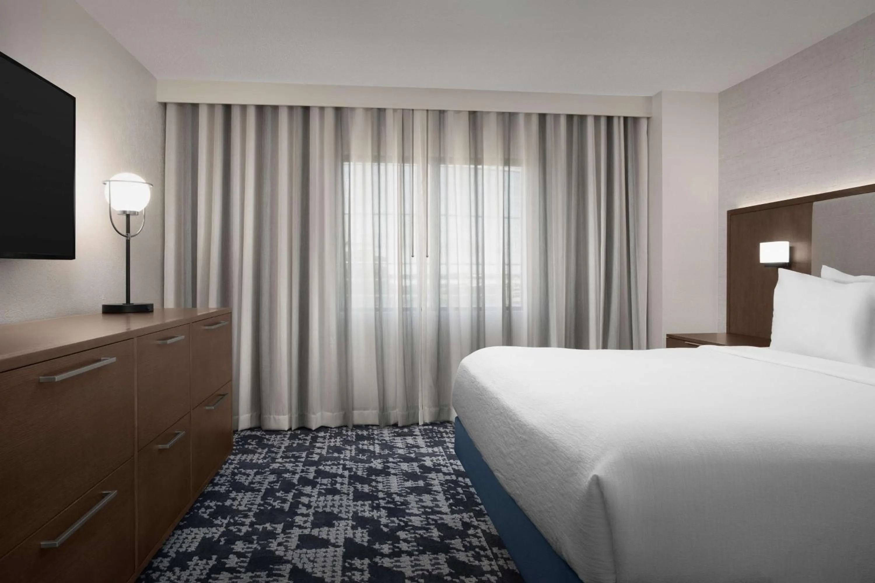 Bed in Embassy Suites by Hilton Dallas Near the Galleria