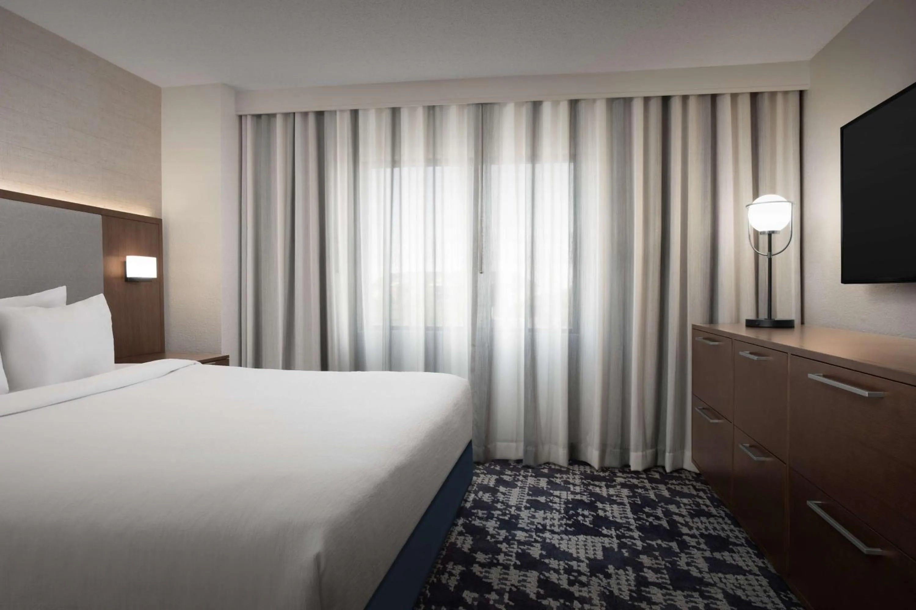 Bed in Embassy Suites by Hilton Dallas Near the Galleria