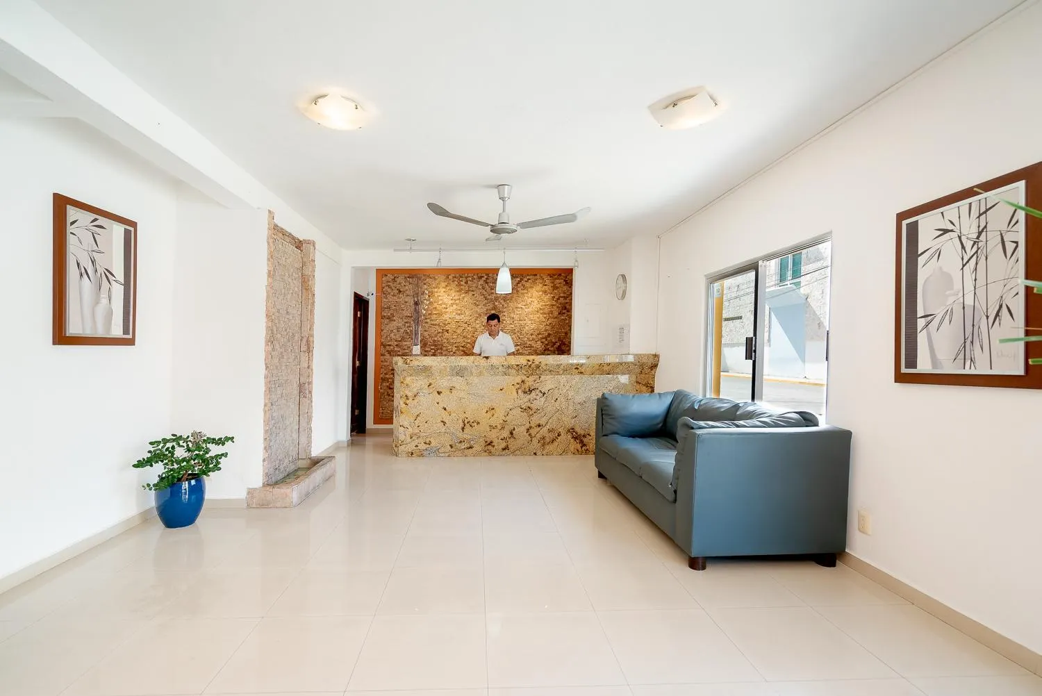 Staff in Hotel Yumkiin - Cerca Del Ferry y Terminal ADO