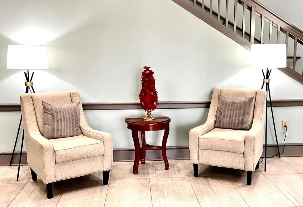 Seating area in Clarion Inn & Suites Florence - Darlington