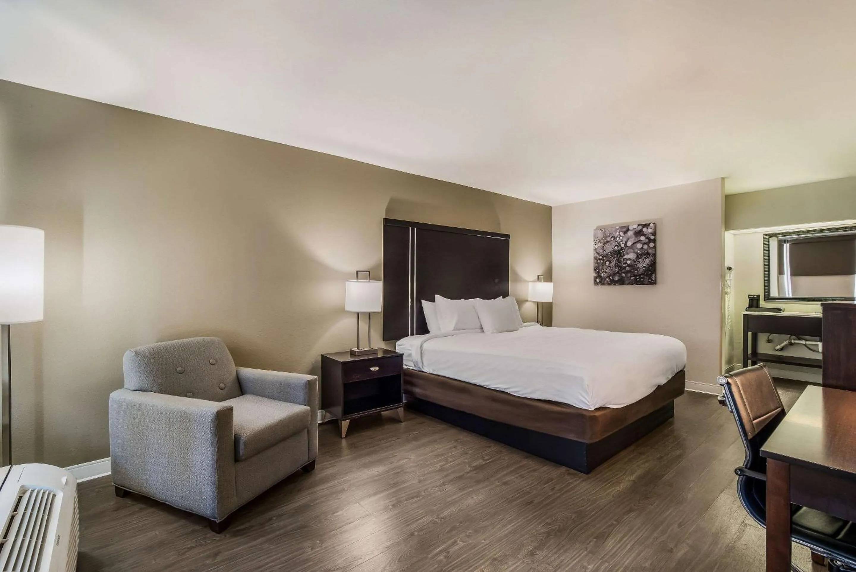 Photo of the whole room, Bed in Clarion Inn & Suites Florence - Darlington