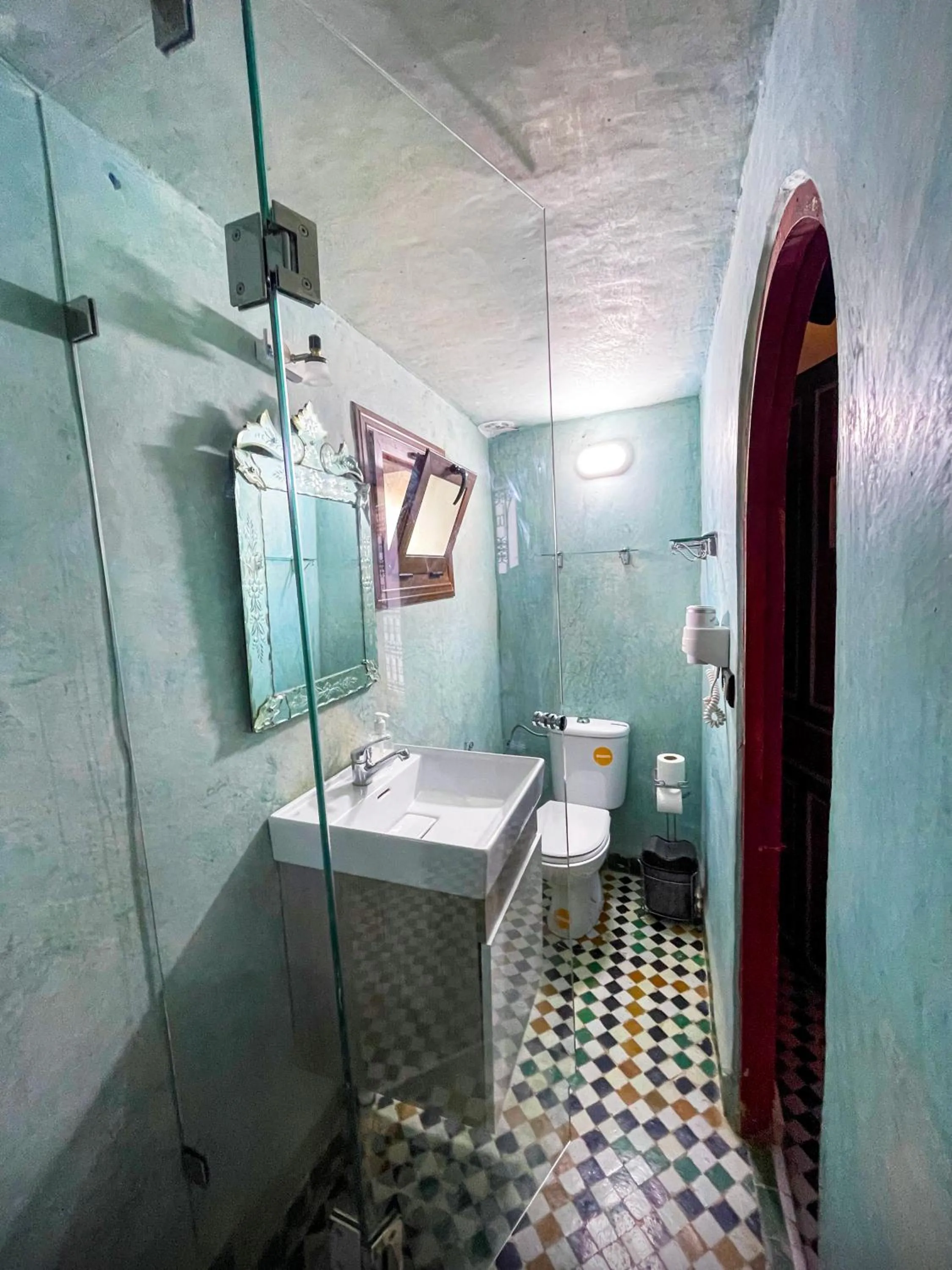 Shower in Riad Dar El Ouedghiri