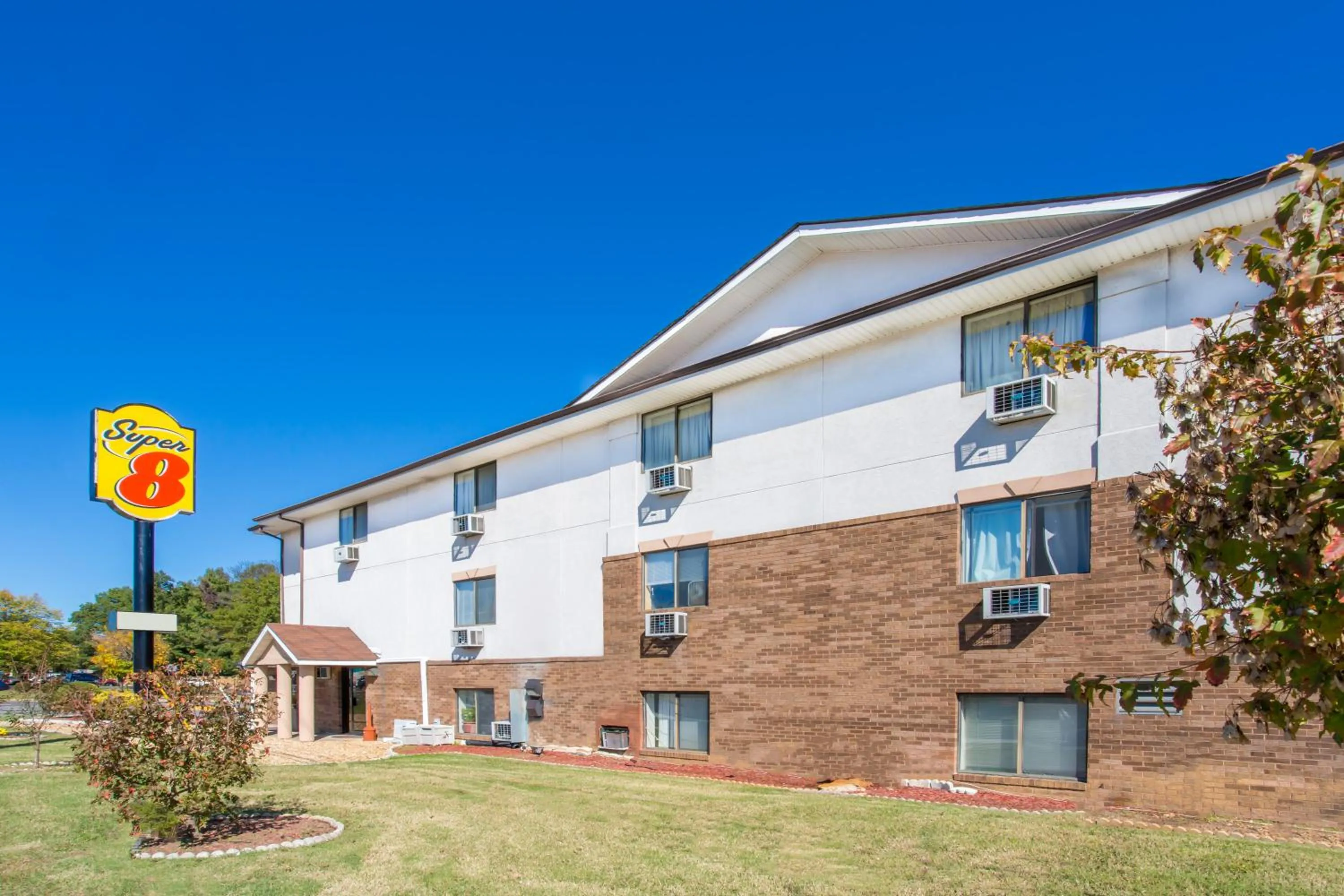 Property building in Super 8 by Wyndham Richmond/Broad Street