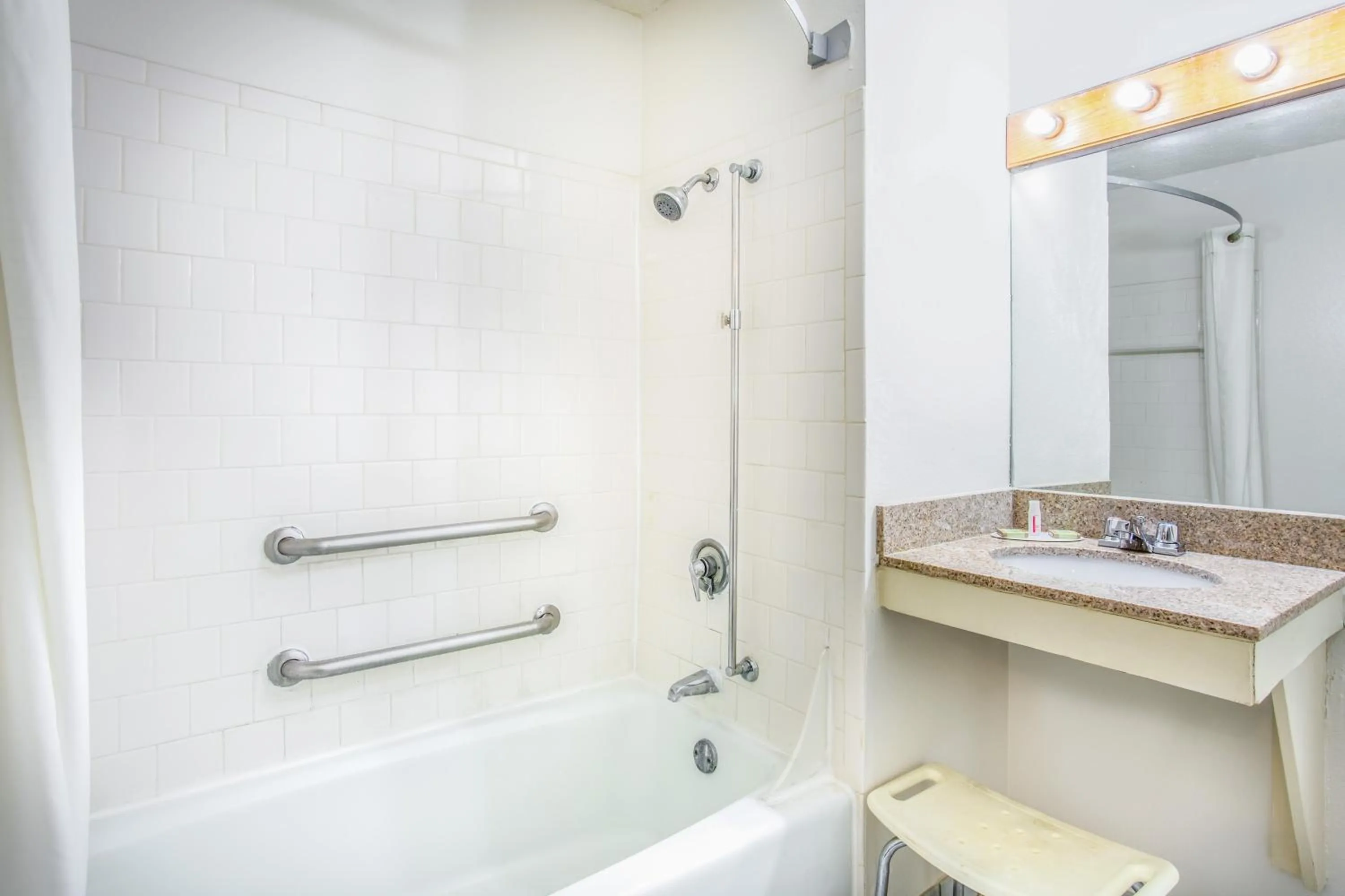 Shower in Super 8 by Wyndham Richmond/Broad Street