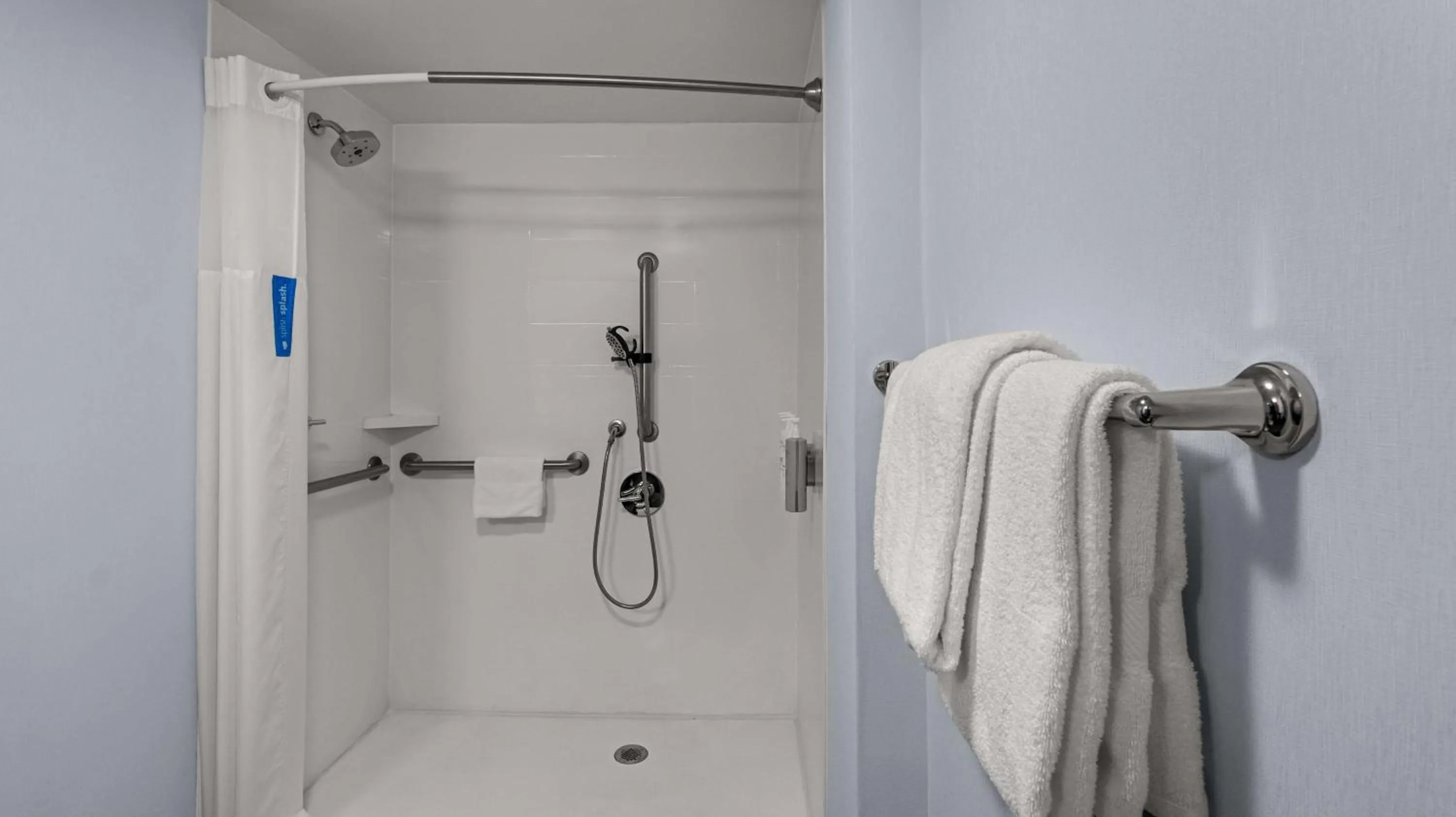 Bathroom in Hampton Inn Bloomington