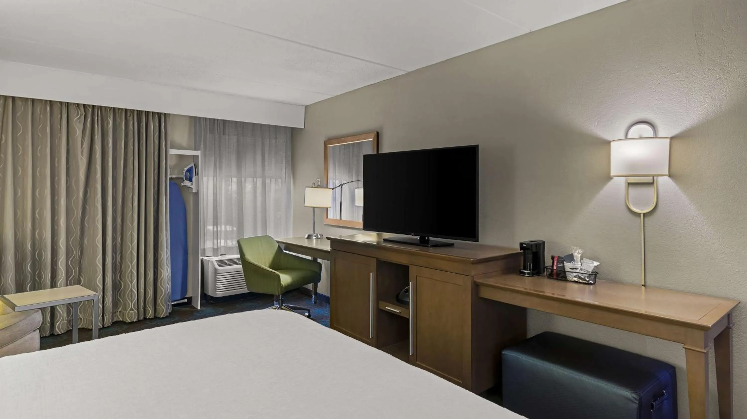 Bedroom, Bed in Hampton Inn Bloomington